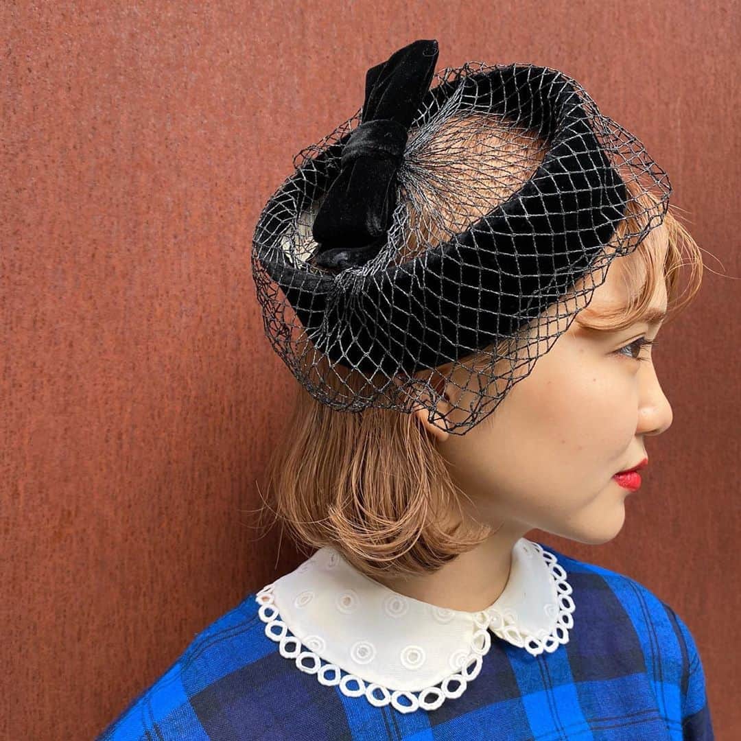 NUTTY Vintage&Collectibleのインスタグラム：「🍃NEW  ARRIVAL🍃  ☑︎vtg black tulle headdress  おめかしの日にぴったりな チュール付きヘッドドレス入荷いたしました。 大きなベルベットのリボンが可愛らしく、 全体を包むチュールは 顔まわりに華やかな印象を与えてくれます＊  日常の中に取り入れても、ロマンティックで素敵です。 タートルネックニットにデニム、頭にはヘッドドレス …なんて合わせ方もおすすめ＊  🛒VINTAGE ONLINE STOREにてお買い求めいただけます🛒 ㅤㅤㅤㅤㅤㅤㅤㅤㅤㅤㅤㅤㅤ ------------------------------------ 🛍NUTTY通販について🛍 ------------------------------------- ＜ONLINE STORE＞ VINTAGE▶︎http://nutty.theshop.jp/ USED SELECT▶︎https://nuttyselect.official.ec/ （プロフィールページURLよりjump🕊） ㅤㅤㅤㅤㅤㅤㅤㅤㅤㅤㅤㅤㅤ ＜VIDEO CHAT SHOPPING＞ テレビ電話をお繋ぎして、リアルタイムでご案内いたします。詳細は過去の投稿をご覧ください。」