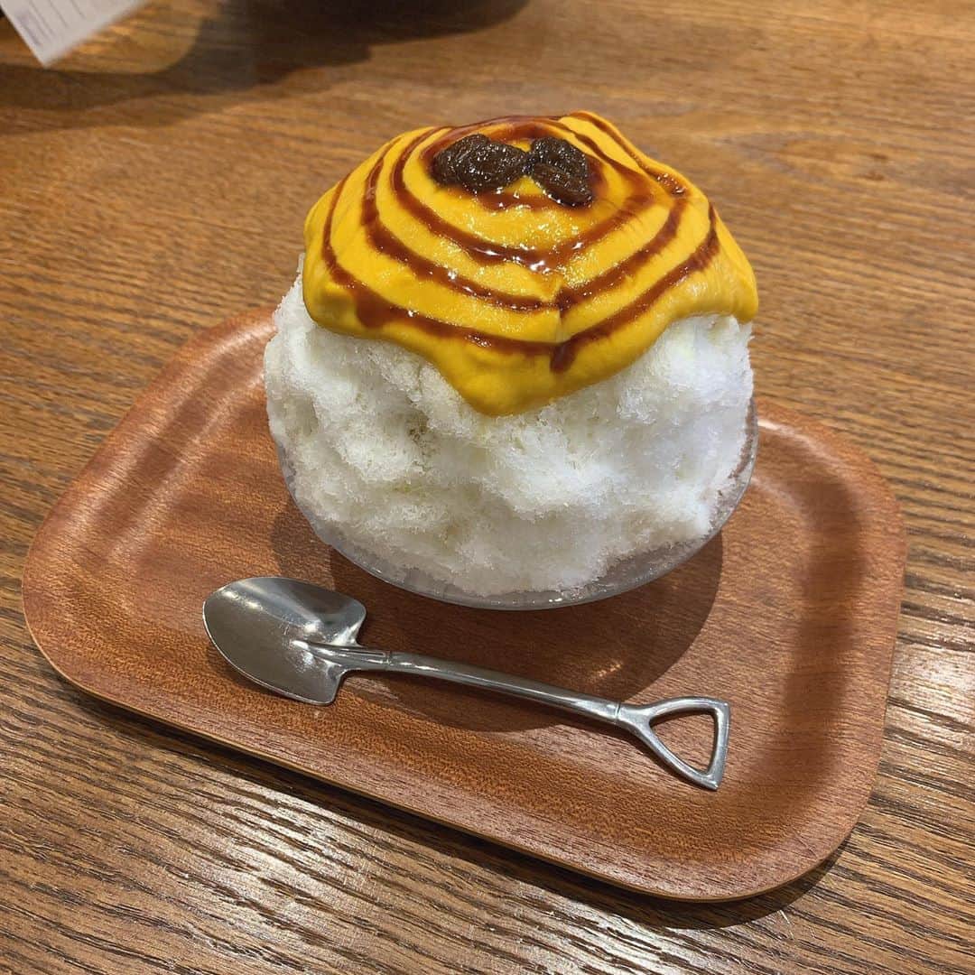 夏川愛実のインスタグラム：「﻿ ﻿ 今日暑かったから☺️😌💓﻿ ﻿ かぼちゃぷりんです🎃🍮﻿ このカボチャのソースありえんぐらい美味しかった、、濃厚すぎた、、幸せ溢れた、、﻿ ﻿ ﻿ #かき氷#ミルク氷#名古屋かき氷#ボアヴェールテール﻿ #カボチャかき氷#かぼちゃスイーツ#優勝﻿ ﻿」