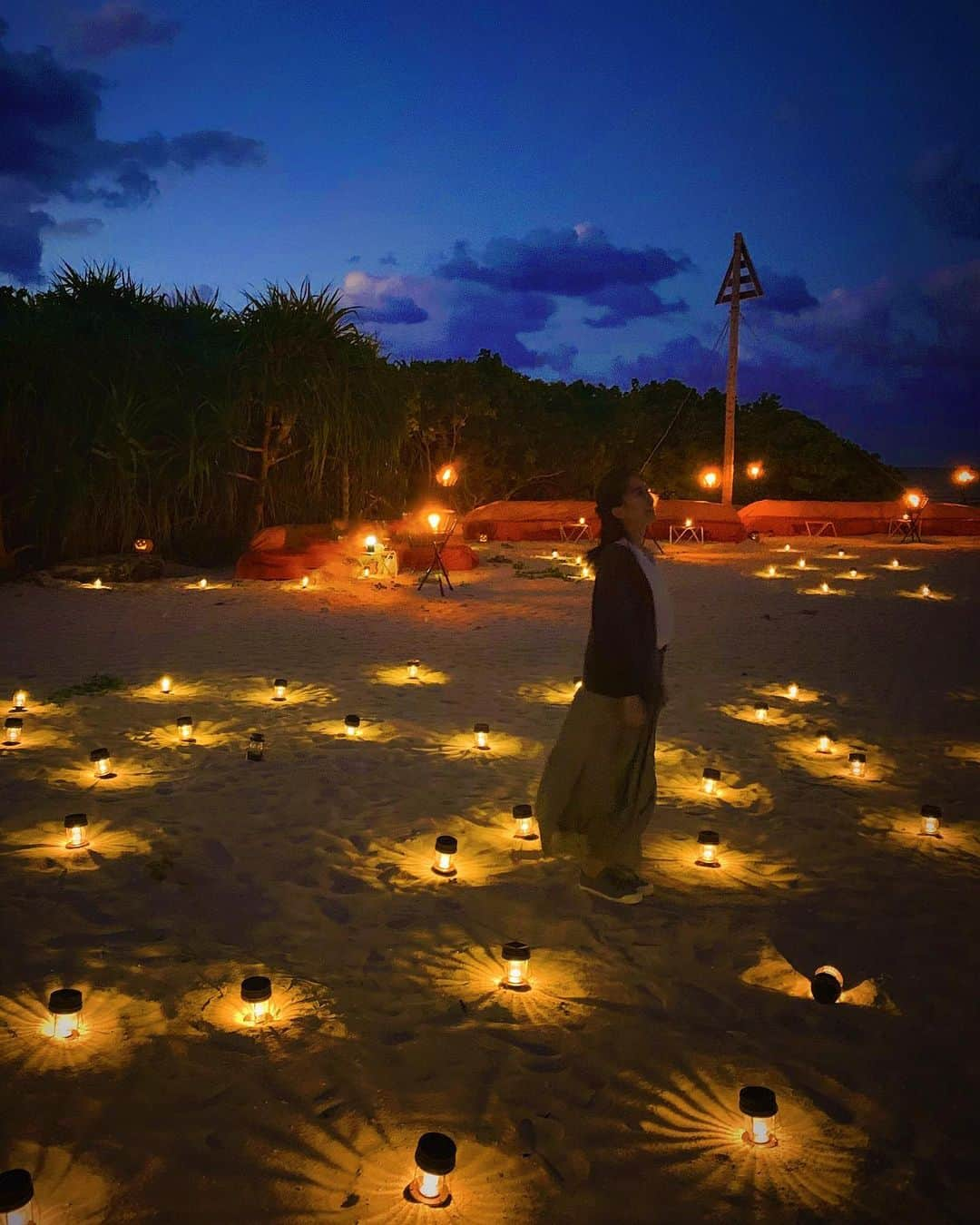 坪井安奈さんのインスタグラム写真 - (坪井安奈Instagram)「Magic hour in Kohama-jima, Okinawa🌠﻿You will see tons of stars at night✨I was lucky I could see the shooting star💫 ﻿ 小浜島でのロケ終わり。マジックアワーにライトアップされた浜辺が幻想的でした✨﻿ そして、写真は撮れなかったけど夜に見た星空も忘れられない。こんなに空って広いんだって実感した。流れ星も見えました💫 ﻿ #okinawa #okinawajapan #kohamajima #kohamaisland #magichour #okinawatrip #kohama #hoshinoresorts」10月11日 18時37分 - tsuboianna