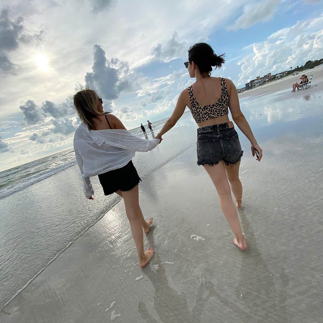 ルーシー・ヘイルのインスタグラム：「HAPPY 30th birthday to my very best friend, confidante, soul sister, biggest supporter and absolute  favorite human. Over 12 years of friendship, Through amazing times, travels, heartbreaks, failures, changing routes in life, disagreements, moves, putting up with each others shit & all the beautiful moments in between...our soul connection is something that has never wavered. I am so proud of how much work you’ve put into yourself this year. Seeing you blossom into the greatest version of yourself has been the best gift to watch. You inspire me every single day & there isn’t anything in the world I wouldn’t do for you. I love you, support you and always have your back. Except when we are paddle boarding and you get lost at sea, then you’re on your own. (see pic 6) 😬 Here’s to your 30th year bringing all the good energy and love that you so deserve. Wish I was there today!!! @annebreiter」