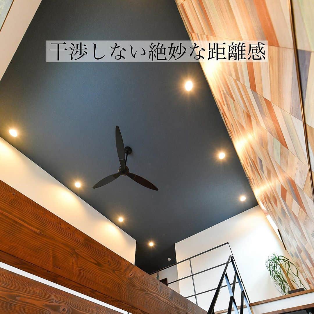homelife 夢を叶える暮らし方のインスタグラム：「【ダウンライトとシーリングファン】 . . ファンとダウンライトを取付ける時は 距離感が重要なポイントです👆  . . こちらのお家はアーキホームライフのお施主様邸の施工写真です。 その他の施工写真は、 @homelife_gallery のURLからご覧いただけます。 . 家づくりの資料請求はコチラから @homelife_shiryou . . #LDK #居室 #ダウンライト #照明 #カウンターキッチン #キッチン #システムキッチン #木目 #フローリング #マイホーム計画中の人と繋がりたい #マイホーム計画 #ローコスト住宅 #マイホーム #夢のマイホーム #間取り #シンプルな暮らし #暮らしを楽しむ #注文住宅 #自由設計 #デザイン住宅 #リノベ #リフォーム  #homelife_京都 #homelife_大阪 #homelife_兵庫 #ホームライフ #ホームライフ100 #アーキホームライフ #グランピング #ベランピング」