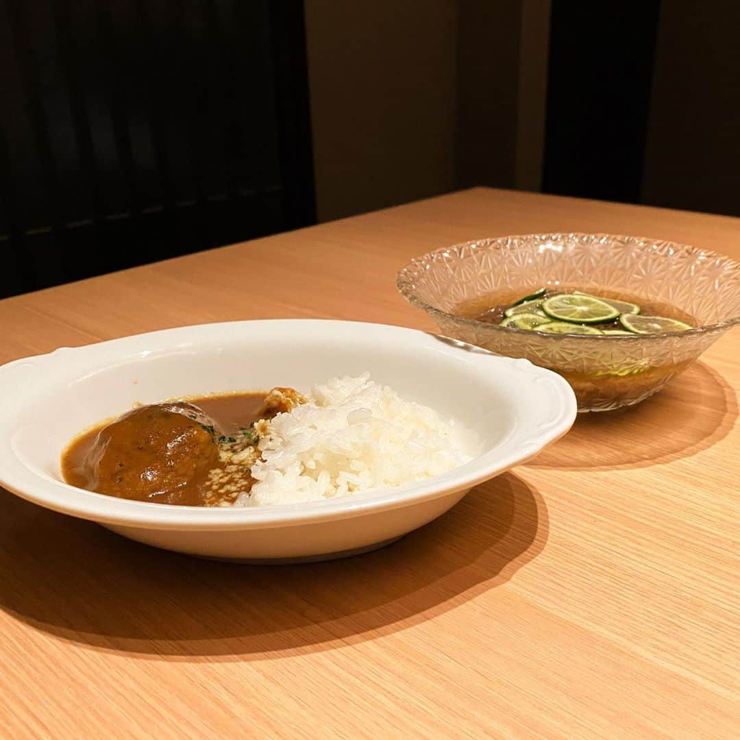 東京外食女さんのインスタグラム写真 - (東京外食女Instagram)「#銀座きたお #銀座 . . . 松茸と香味野菜の焼肉！ 気軽に秋のものを食べつつ 極上の焼肉も食べられる。 . これは結構口福を感じた(^^) . . すき焼きは和牛でウニを包む ありがちな組み合わせに ありがちな味と思いきや、 濃厚な黄身と特製ダレの 組み合わせがめちゃくちゃうまい！ . . 一口じゃ足りない！！ . . タレが本当においしいし 黄身もかなり大きなものだったので 一口サイズの白米を 用意してもいいと思う！ . . 水キムチのあとの締めは どうしてもすだち冷麺と スパイシーハンバーグカレーが 選べなくて追加しました！ . . どちらかというと すだち冷麺がおすすめです。 . . 先程のすき焼きに使われた 黄卵がかなりの 美味しさだったので デザートはプリンかな？ と期待していたらプリンでした！ . . このプリンが今年食べたプリンの中で 一番美味しかった！ . . 販売して欲しい〜！ . . #販売したら絶対買う #きたおのプリン  #思い出すだけでよだれ #銀座焼肉 #焼肉 #銀座ディナー #銀座会食 #銀座デート #銀座接待 #銀座グルメ #食べるの好きな人と繋がりたい  #グルメ好きな人と繋がりたい  #焼肉好きな人と繋がりたい  #koreanbbq  #japanfood #yakiniku  #ginza #東京外食女 #tiktokグルメ #tiktok #鹿児島県産  #雌牛専門  #雌牛 #肉テロ #肉スタグラム #foodpic  @ginza_kitao   ﻿」10月11日 18時31分 - himeno_0729