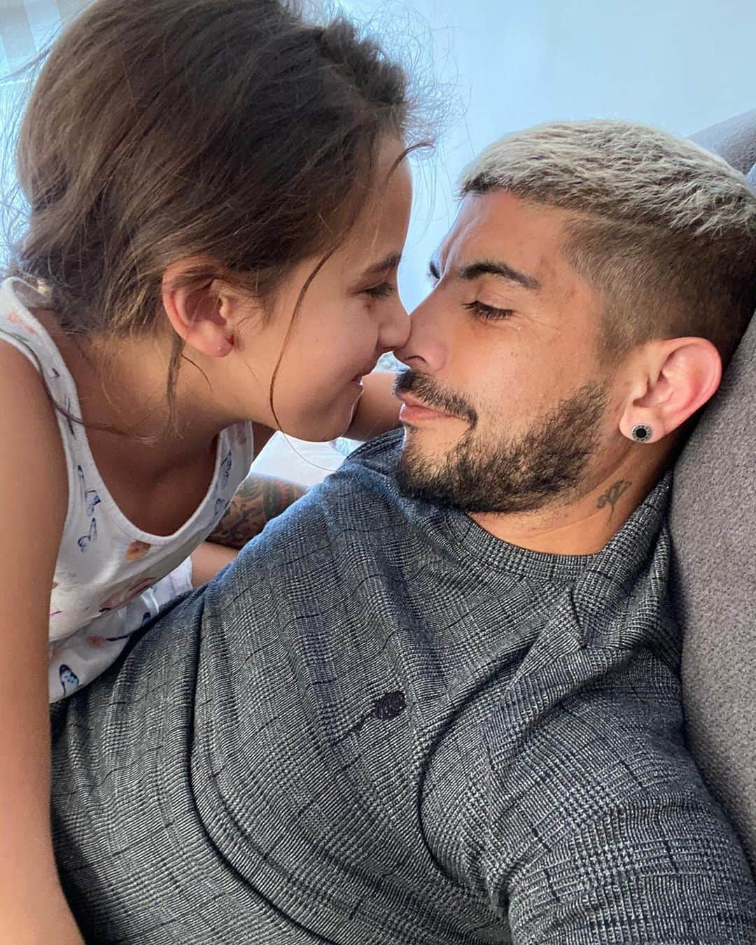 エベル・バネガのインスタグラム：「Hoy cumple años la princesa de papi .. 🔟años hijita mía , en este día especial que nos toca estar lejos , quería decirte lo mucho que te extraño y lo que papi te ama 😍❤️..  no cambies nunca tu forma de ser mi vida  por que sos una persona buena y noble  me siento muy feliz y orgulloso de lo que sos !!!!   Te amo mucho hijita 😍❤️」