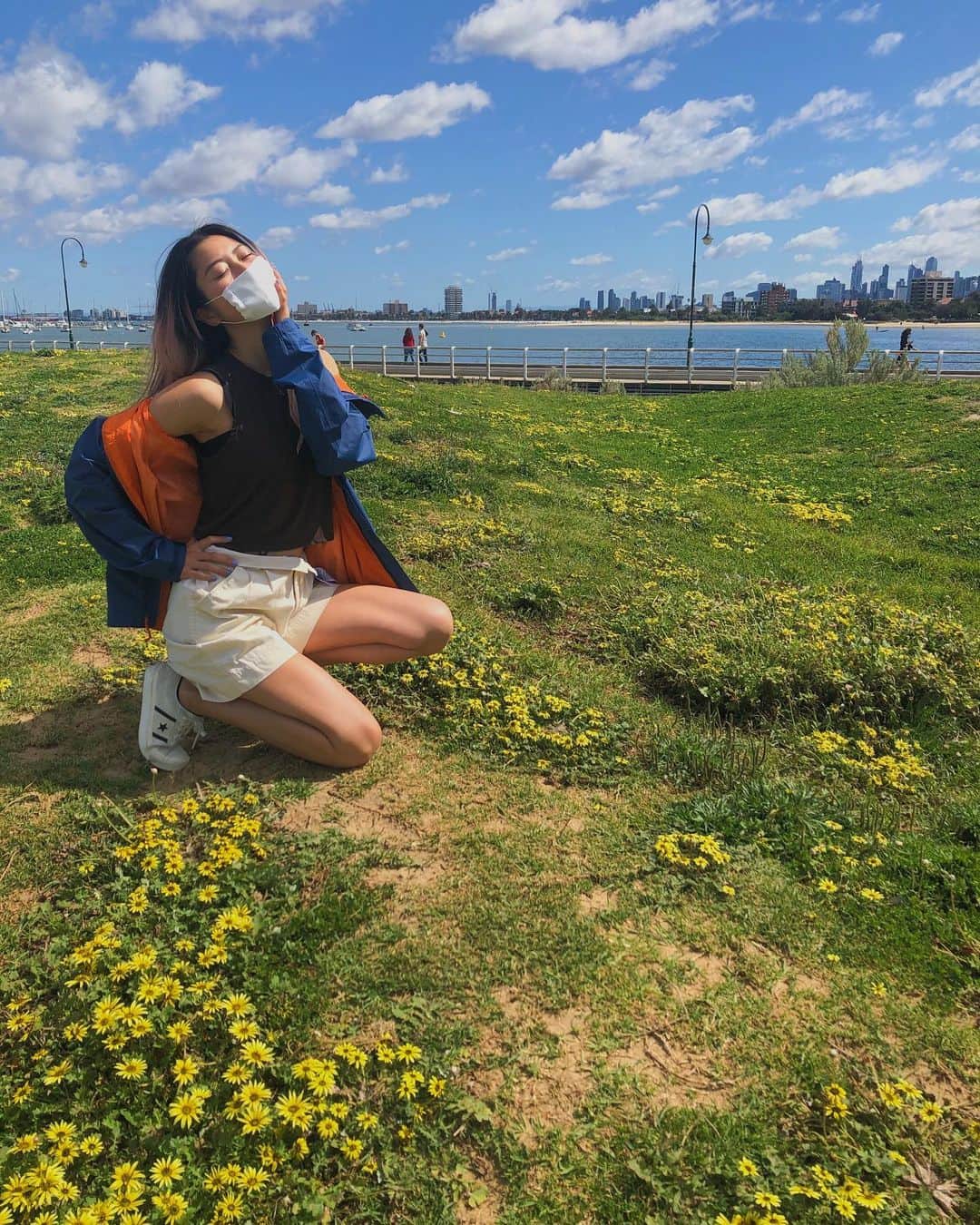 池田沙絵美のインスタグラム：「Good at finding a sunbathing spot 🌞🌞 起きて20分以内に太陽浴びるとセロトニンが増えますよ😘太陽様様🌏✨」
