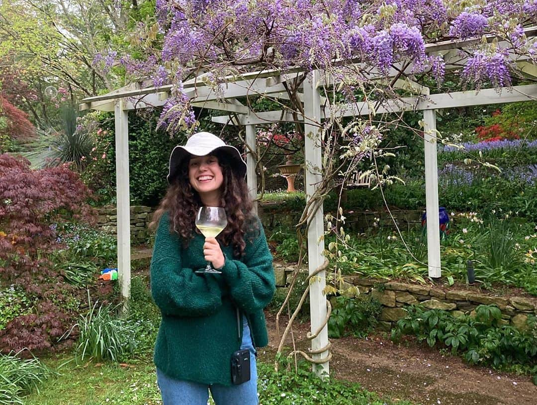 ケイティ・パスフィールドのインスタグラム：「Adventures made better with @beckygulia 🌿 • • • #narrabri #reptilepark #leura」