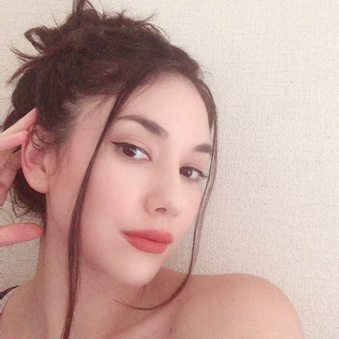 テイラー鈴木のインスタグラム：「Nap time usually means mommy gets to binge watch murder mysteries, but on *rare occasions it means mommy get to play with makeup.. (I say rare because this never happens.. I live in my pajamas😬) #momlife」