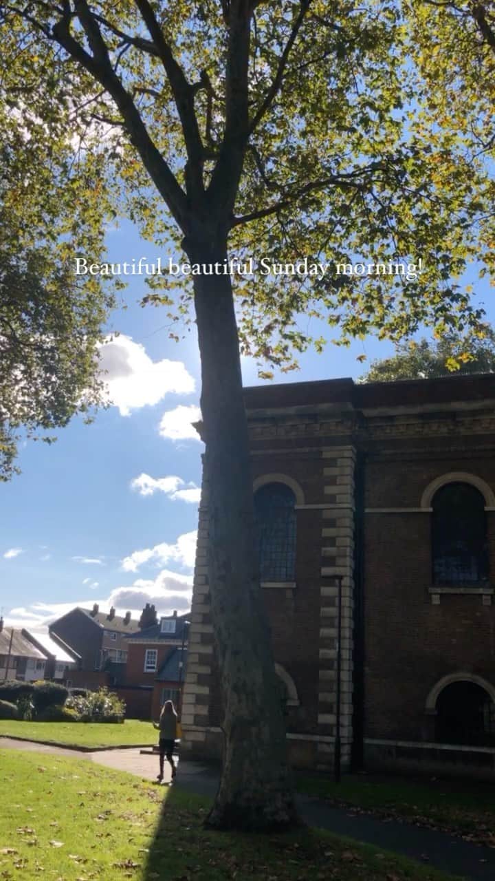 のインスタグラム：「London Sunday Morning in October💙」