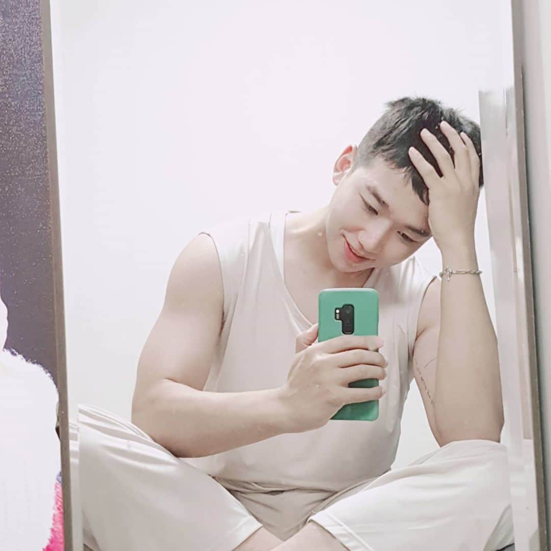 ロクヒョンさんのインスタグラム写真 - (ロクヒョンInstagram)「침대  #집콕」10月11日 18時39分 - k_rockhyeon