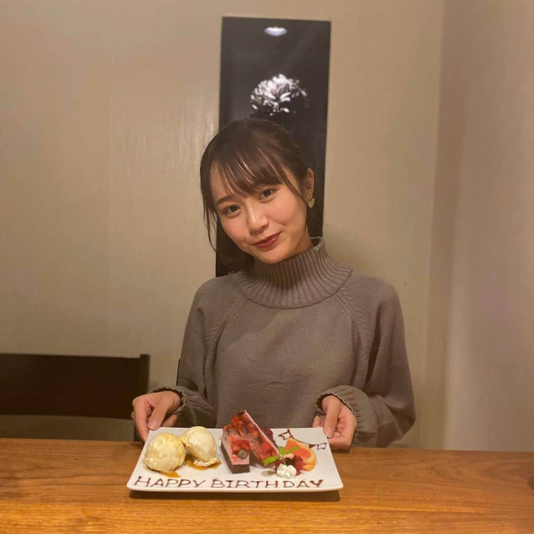 渡邊麻衣のインスタグラム：「プレイべ見てくださった方、ありがとうございました😌  私事ですが、昨日20歳になりました🎂 これからも、外側も内側ももっと素敵な人間になれるよう努力します！20歳の私もよろしくお願いいたします。  本日も投票お願いいたします🤍  #明学ミスコン2020 #誕生日 #サプライズ #バースデープレート #ケーキ」