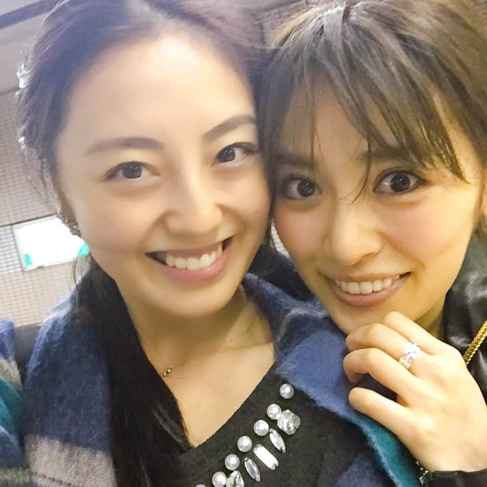 沢井美優さんのインスタグラム写真 - (沢井美優Instagram)「10月11日は里香のお誕生日💙 出逢ってくれてありがとう💐 里香がセーラームーンでみんなに出逢えたことが財産だよねって話をしていて本当に幸せを感じました💖  ありがとう✨ これからもよろしくね🌙  #泉里香 様 #お誕生日おめでとう #happybirthday  #大好き #可愛い #みんなの妹 #いつまでも #仲間 #写真は #いつだろう #若い #笑 #また一緒にお芝居したい  #笑顔溢れる1年になりますように  #明日もきっと素敵な一日」10月11日 18時51分 - sawai_miyuu