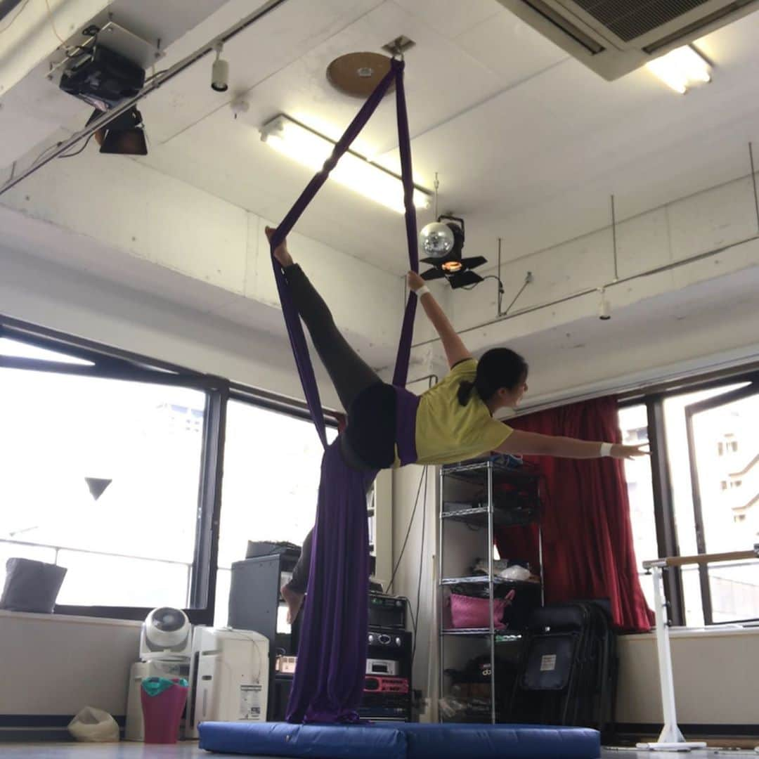 佐々木みえさんのインスタグラム写真 - (佐々木みえInstagram)「今日の自主練〜 楽しかった！  #aerialyoga #aerialsilks #aerial #aerialdance #aerialtricks #aerialist #aerialnation #体幹 #自分磨き #柔軟 #core #継続は力なり #練習 #トレーニング #training #workout #筋トレ #ダイエット #ワークアウト #好奇心 #大事 #空中」10月11日 19時02分 - ruby.sasamin