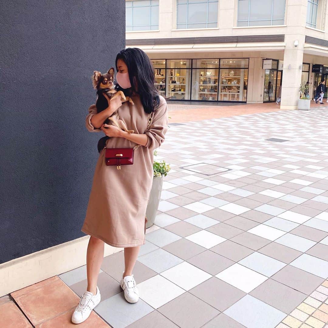 Rina Itagakiのインスタグラム：「Shopping day🛍 妹のお誕生日プレゼントを買いに🐾 ニコを迎えてから週末は基本ラフな服ばっかり🤣 #weekend #shopping #チョコタンチワワ #チワワ」