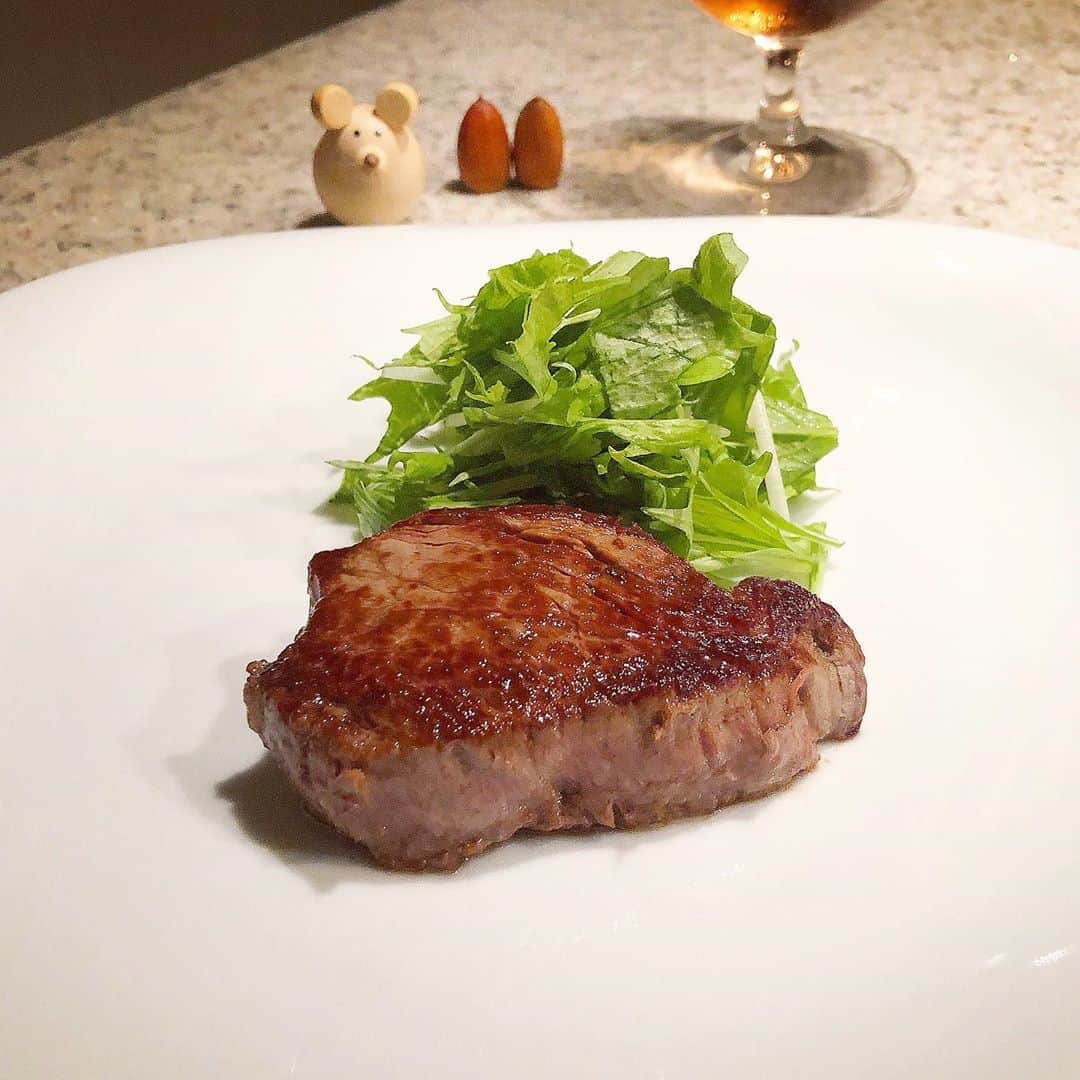 榊山敬代のインスタグラム：「🌿🥩… ・ 食欲の秋ではお肉チャージの巻 相変わらず赤身マイブームにて この日はお野菜をいただく為の ステーキと題しましてこの他に シャキシャキモリモリおかわり お野菜たっぷりとスタンバイ也  表面は高温で焼きまして 中は少しレアなかんじで シンプルご馳走なひと皿  赤ワインも相性よいけれども 最近マイブームなロゼと共に  #大変美味しゅうございました   さて新しいパソコンさんに慣れるべく 次はペンタブレットをリニューアルで いろいろ調べてポチッと購入完了なり  早速明日到着予定なので ドキドキたのしみなとき  気がつけば今まで愛用していました ペンタブレットさんのペン先見ると  気が付かない間に消耗してまして よくがんばったなぁとお別れの時  急にパソコンが故障したおかげで ひきつづき色々リニューアル中也  🖋✨… ・ ・ ・  ・　 ・　 ・ #おうちごはん 工夫 #おうち大好き #enjoyhome ・  ・  ・ ・ #秋 #食欲の秋 #お肉大好き  #dinner #夕食  #おうちごはん #おうちディナー#お肉 #meat #beef #パスチャーフェッドビーフ #ヒレ肉 #filet #赤ワイン #rosso #wine #vegetable #水菜 #artist #kitchen #cooking #日本画家 の #お料理こんなもん」