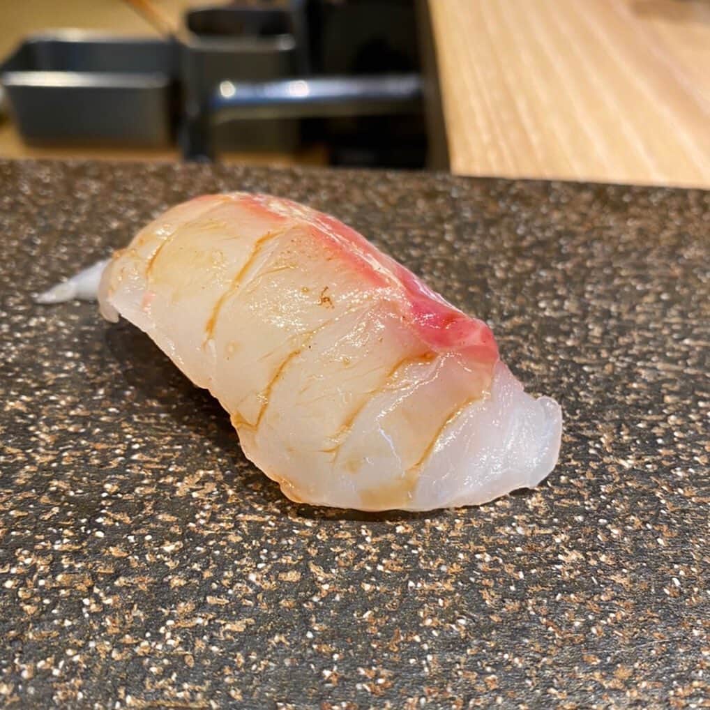 真山りかさんのインスタグラム写真 - (真山りかInstagram)「.﻿ ﻿ 私が握った寿司達🍣﻿ ﻿ 想像以上に難しいお寿司握り、﻿ 大将に手伝っていただきながら握りました！﻿ 美味しいお寿司を生み出すだけでなく、﻿ 懐が広くてかっこいいです！﻿ 撮影にご協力いただき、﻿ ありがとうございました🙇‍♀️﻿ ﻿ #すしスタグラム﻿ #sushi﻿ ﻿ #寿司○△  #エビ中の動画とか﻿ ﻿ #まやまにあ﻿ ﻿ .﻿」10月11日 18時58分 - ma_yama_official