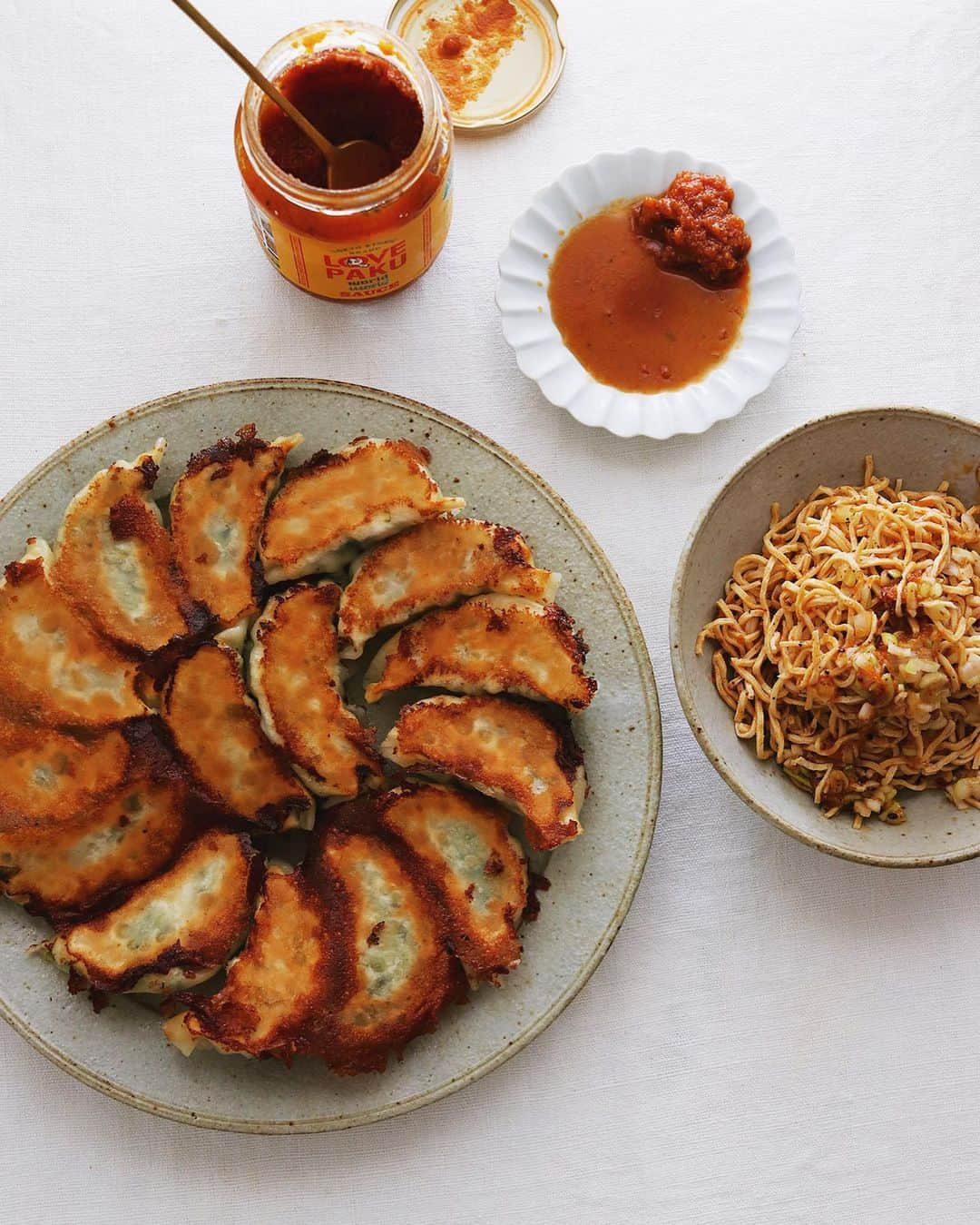 樋口正樹さんのインスタグラム写真 - (樋口正樹Instagram)「Gyoza . 夜は野菜多めの餃子で、 荒みじんの白菜、ニラ、 葱、生姜、豚肉が具材。 . 皮を包むとき、両端は あまり閉じないほうが 旨味が少し溢れて出し、 チリチリが美味しくて 焼き色も良くなるので いいかもと思ってます。 なんとなくですけどね。 . 右のお皿は豆腐干糸の ラー油とラブパク和え。 餃子にもラブパクが◎。 👉 @lovepakcheesauce . . . #安くて美味しい #野菜餃子 #餃子 #ぎょうざ #ギョーザ #豆腐干糸 #ラブパク #夜ごはん #gyoza #frieddumplings #namul #lovepaku #crispydumplings」10月11日 18時59分 - higuccini