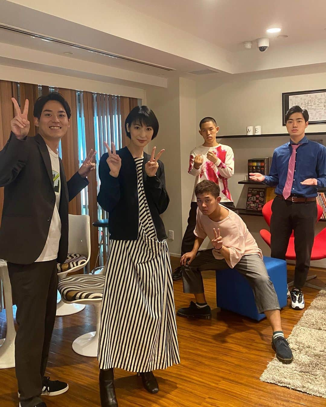 デコウトミリさんのインスタグラム写真 - (デコウトミリInstagram)「わーい、偶然#四千頭身 さんにお会いして、 写真を撮ってもらったよ✨✨✨ 嬉しい😊  佐藤が、四千頭身さんと話しているの見て 久々に佐藤の芸人さんっぽさ感じられて、 嬉しかった〜🤣笑 　 　 #カップルアカウント#カップル#カップルフォト #カップルフォト倶楽部 #カップルさんと繋がりたい #カップル写真 #カップル垢 #カップルグラム」10月11日 18時59分 - miridecouto