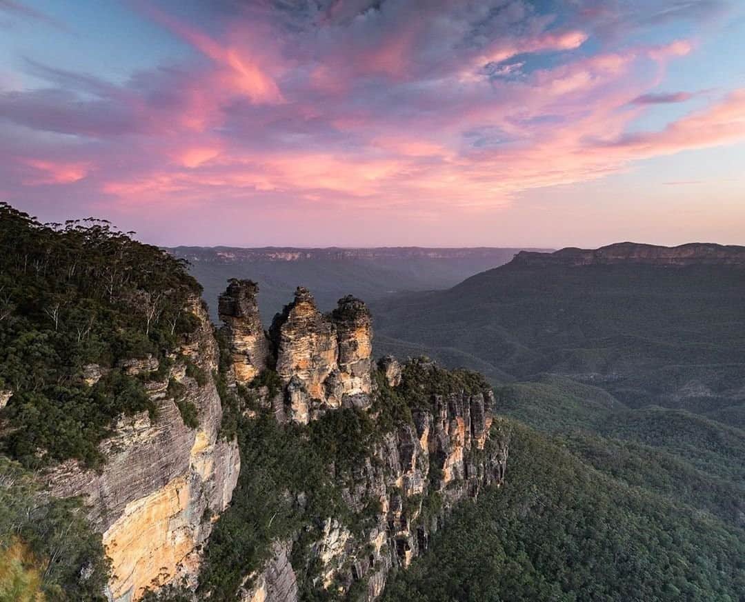 Australiaさんのインスタグラム写真 - (AustraliaInstagram)「If these #ThreeSisters could talk, they’d have a few stories to tell! 😉 @denizelmazphotography captured this sensational shot of the famous Three Sisters rock formations at sunset in the #BlueMountains region of @visitnsw. These craggy beauties are best viewed from #EchoPointLookout in #Katoomba, a quaint town that sits on the edge of a cliff and therefore delivers seriously spectacular views of the surrounding World Heritage-Listed scenery! There's tons to do on a getaway here, so start planning via the link in our bio. #SeeAustralia #NewSouthWales #nature」10月11日 19時00分 - australia