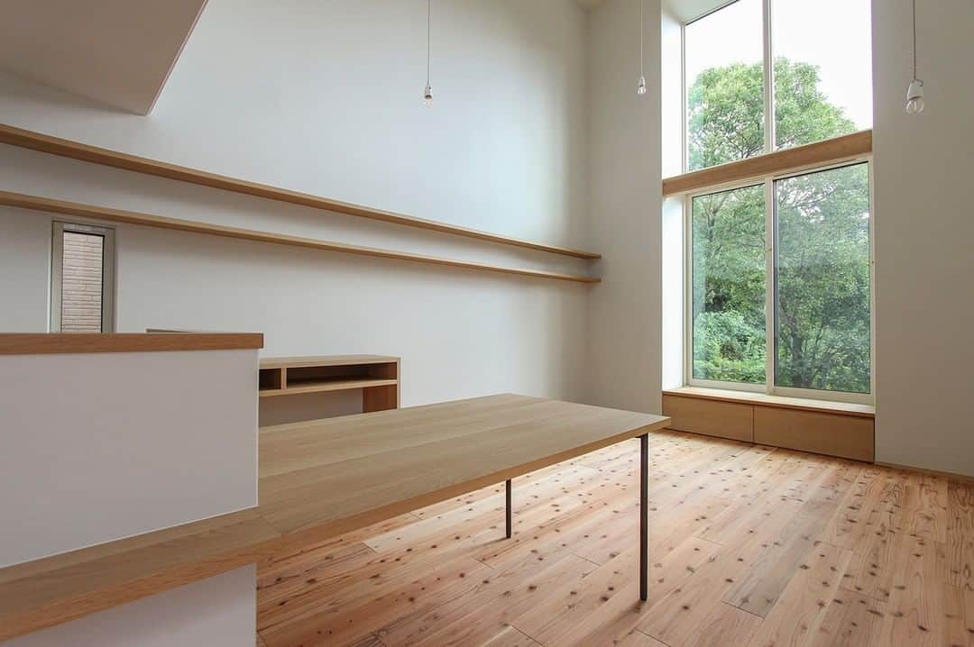 takanohomeさんのインスタグラム写真 - (takanohomeInstagram)「【新築／最新施工事例】 『若久の家』09 Designed by Kishimoto  吹き抜けで、空間が一気に広がります。 借景の木を切り取る窓でさらに、 頭上の広がりが強調されて、 開放感もたっぷり。 そして、壁に横にまっすぐ伸びる 長ーい造作棚も、窓への視線を誘って 奥行きたっぷりの空間に。  タカノホーム【新築】ホームページ 建築事例集コーナーをチェック！ ----------------------------------- @takanohome ----------------------------------- プロフィール覧のURLをクリックして リンクリストの↓ 完工！新築 「若久の家 09」から ご覧いただけます。  #タカノホーム #タカノホーム福岡 #takanohome #福岡  #福岡の家づくり #新築 #注文住宅 #リノベーション #リフォーム #不動産 #工務店 #家 #家づくり #住まい #建築 #デザイン #木の家 #暮らし #インテリア #lifestyle  #house #home #architecture #design #interior #住宅 #ホームツアー #施工事例 #出窓ベンチ #吹き抜け」10月11日 19時00分 - takanohome