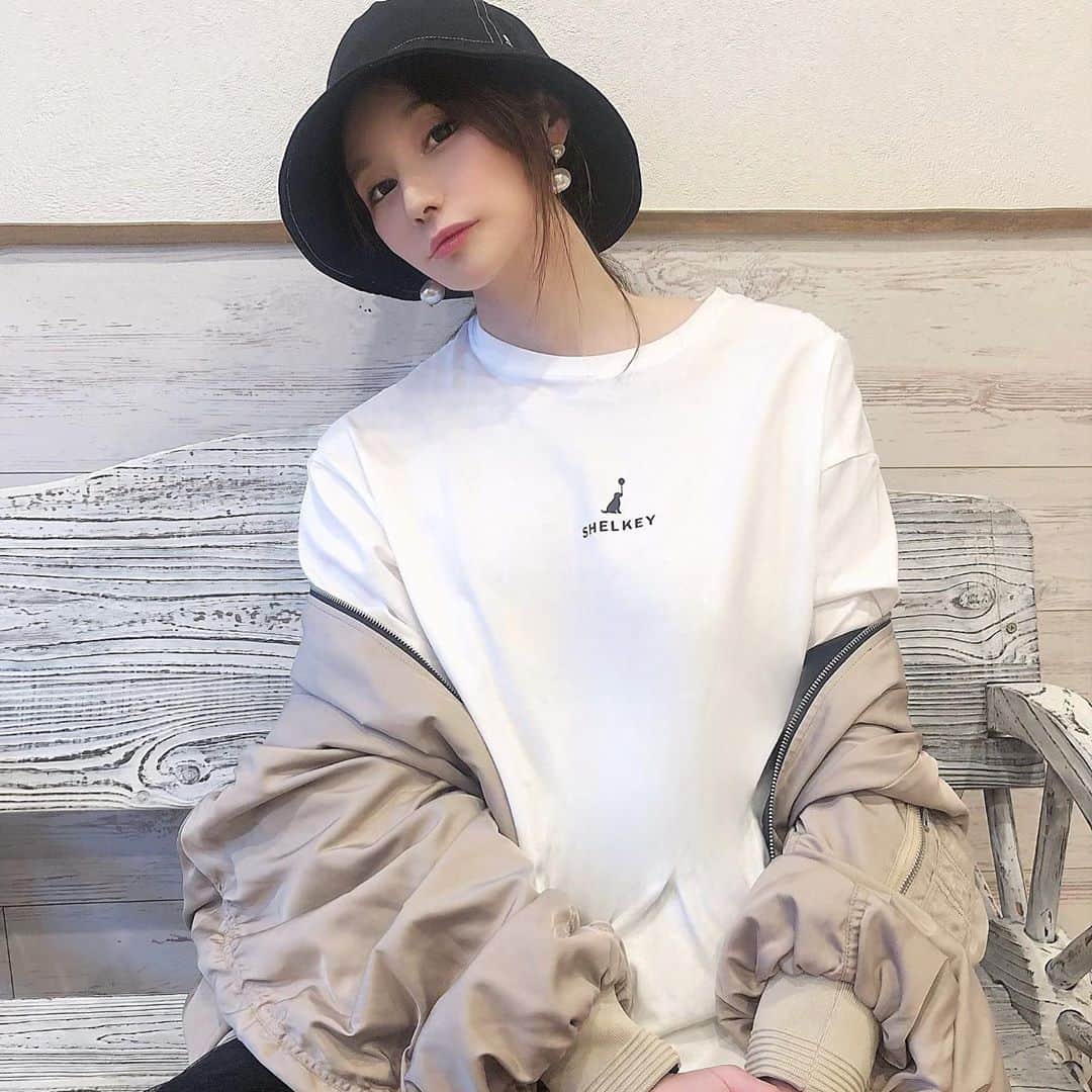 まさき沙耶さんのインスタグラム写真 - (まさき沙耶Instagram)「#SHELKEY(@shelkey2020 )の Tシャツ🦮💜 シンプルかわいいの最高峰⛰✨  肩そで丈が長くて、 二の腕がすっぽり隠れるデザインが好きです🐳  男女問わず着れて何にでも合うし 生地がしっかりしてます！！ もちろん部屋着にも🧦🟡💕  ロゴ写すの失敗してるのあるので是非5枚目で確認しておくれよ…… お手数おかけします😣 今度パーカーも発売らしい🎀！！！  ショッププロフィールのURLから購入できます👇 SHELKEY(@shelkey2020 ) サイズは公式のインスタで確認してくれたら確実です 🌾◎ #SHELKEY #シェルキー #Tシャツ #Tシャツコーデ #ウィメンズファッション  #レディースファッション #メンズファッション #部屋着 #おしゃれ部屋着 #犬モチーフ  #アパレル #instafashion #バケットハット」10月11日 19時10分 - saya_masaki