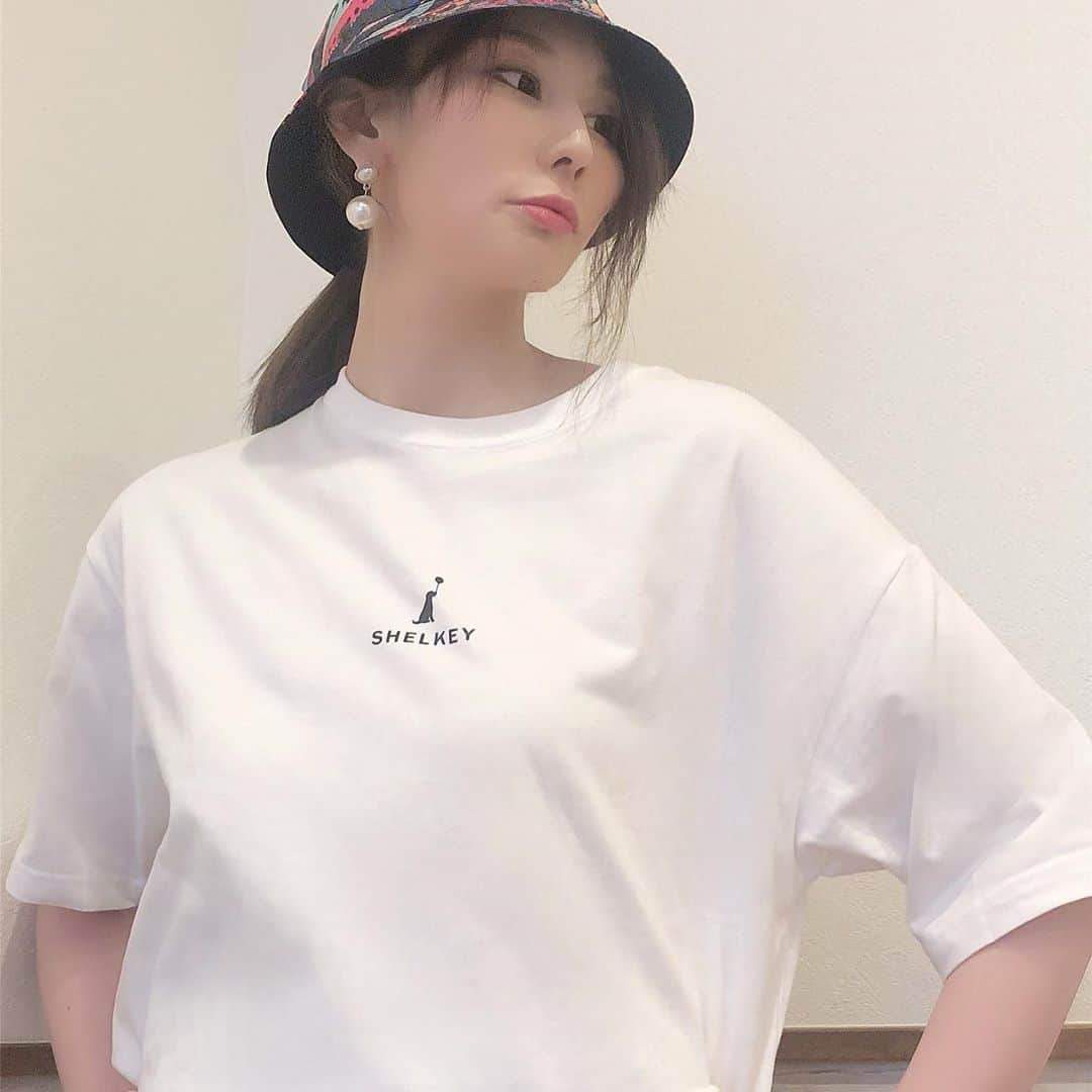 まさき沙耶さんのインスタグラム写真 - (まさき沙耶Instagram)「#SHELKEY(@shelkey2020 )の Tシャツ🦮💜 シンプルかわいいの最高峰⛰✨  肩そで丈が長くて、 二の腕がすっぽり隠れるデザインが好きです🐳  男女問わず着れて何にでも合うし 生地がしっかりしてます！！ もちろん部屋着にも🧦🟡💕  ロゴ写すの失敗してるのあるので是非5枚目で確認しておくれよ…… お手数おかけします😣 今度パーカーも発売らしい🎀！！！  ショッププロフィールのURLから購入できます👇 SHELKEY(@shelkey2020 ) サイズは公式のインスタで確認してくれたら確実です 🌾◎ #SHELKEY #シェルキー #Tシャツ #Tシャツコーデ #ウィメンズファッション  #レディースファッション #メンズファッション #部屋着 #おしゃれ部屋着 #犬モチーフ  #アパレル #instafashion #バケットハット」10月11日 19時10分 - saya_masaki