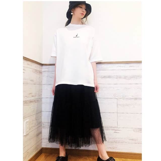 まさき沙耶さんのインスタグラム写真 - (まさき沙耶Instagram)「#SHELKEY(@shelkey2020 )の Tシャツ🦮💜 シンプルかわいいの最高峰⛰✨  肩そで丈が長くて、 二の腕がすっぽり隠れるデザインが好きです🐳  男女問わず着れて何にでも合うし 生地がしっかりしてます！！ もちろん部屋着にも🧦🟡💕  ロゴ写すの失敗してるのあるので是非5枚目で確認しておくれよ…… お手数おかけします😣 今度パーカーも発売らしい🎀！！！  ショッププロフィールのURLから購入できます👇 SHELKEY(@shelkey2020 ) サイズは公式のインスタで確認してくれたら確実です 🌾◎ #SHELKEY #シェルキー #Tシャツ #Tシャツコーデ #ウィメンズファッション  #レディースファッション #メンズファッション #部屋着 #おしゃれ部屋着 #犬モチーフ  #アパレル #instafashion #バケットハット」10月11日 19時10分 - saya_masaki