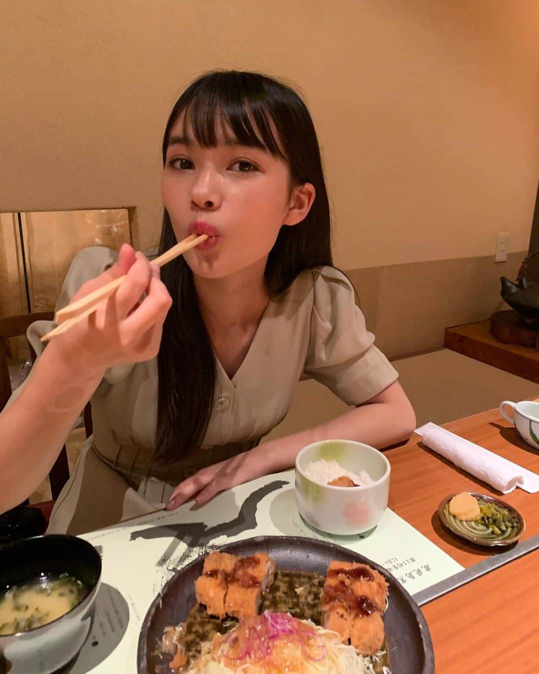 新井舞良さんのインスタグラム写真 - (新井舞良Instagram)「豚カツ🥢🐷 うまみちゃんでした！ 今まではそんな食べ物に興味無かったんだけど 最近は美味しいものお金かけてでも食べたいって思うようになりました〜 これは結構前の写真だけど今日はチゲ鍋を食べました。🥘」10月11日 19時14分 - myra_arai