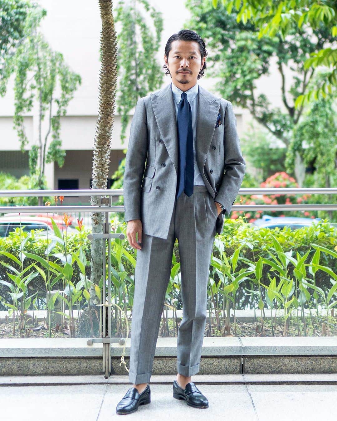 高田朋佳のインスタグラム：「This gray suits with blue combination style is unchangeable and basic all over the 100 years. However, various expressions are possible just by wearing sizing and matching shoes. My style is to wear lightly in a modern way, keeping in mind the rules of this classic style.  ———————————————————————— #dressstyle #elegantstyle #modernclassicstyle #newclassicstyle #fashion #mensfashion #mensdressstyle #suitsstyle #dapperstyle #takadachannel」