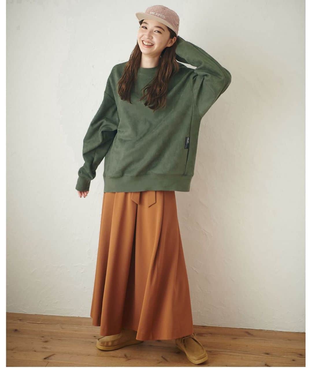 MILKFED.さんのインスタグラム写真 - (MILKFED.Instagram)「\秋らしい、スウェード生地スウェット❤︎/﻿ ﻿ ☑︎FAUX SUEDE TOP ¥10,000+tax﻿ (OLIVE,BLACK) 着用:OLIVE﻿ ﻿ 高級感のある質感のスウェード生地✨﻿ ややオーバーサイズのシルエットが﻿ カジュアル感をプラス❣️﻿ バックのプリントロゴも﻿ コーデのアクセントになること間違い無し🌼﻿ ブラックとオリーブの2色展開で、﻿ 着回しもしやすいアイテムです✔️﻿ ﻿ ﻿ 画像をタップして商品情報をチェック🏷﻿ ﻿ ﻿ ┈┈通販サイトはこちら┈┈﻿ ・Official online store calif﻿ ・ZOZOTOWN ﻿ 悩んだときはお気に入り登録！﻿ ┈┈┈┈┈┈┈┈┈┈┈┈┈﻿ ﻿ #milkfed #milkfedjp﻿ #ミルクフェド ﻿ #ガーリーストリート」10月11日 19時15分 - milkfedjp