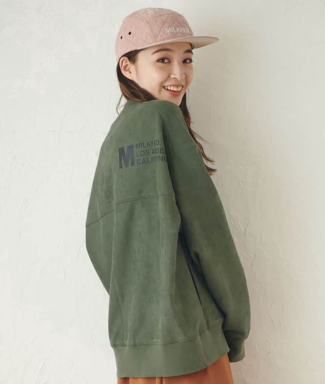 MILKFED.さんのインスタグラム写真 - (MILKFED.Instagram)「\秋らしい、スウェード生地スウェット❤︎/﻿ ﻿ ☑︎FAUX SUEDE TOP ¥10,000+tax﻿ (OLIVE,BLACK) 着用:OLIVE﻿ ﻿ 高級感のある質感のスウェード生地✨﻿ ややオーバーサイズのシルエットが﻿ カジュアル感をプラス❣️﻿ バックのプリントロゴも﻿ コーデのアクセントになること間違い無し🌼﻿ ブラックとオリーブの2色展開で、﻿ 着回しもしやすいアイテムです✔️﻿ ﻿ ﻿ 画像をタップして商品情報をチェック🏷﻿ ﻿ ﻿ ┈┈通販サイトはこちら┈┈﻿ ・Official online store calif﻿ ・ZOZOTOWN ﻿ 悩んだときはお気に入り登録！﻿ ┈┈┈┈┈┈┈┈┈┈┈┈┈﻿ ﻿ #milkfed #milkfedjp﻿ #ミルクフェド ﻿ #ガーリーストリート」10月11日 19時15分 - milkfedjp