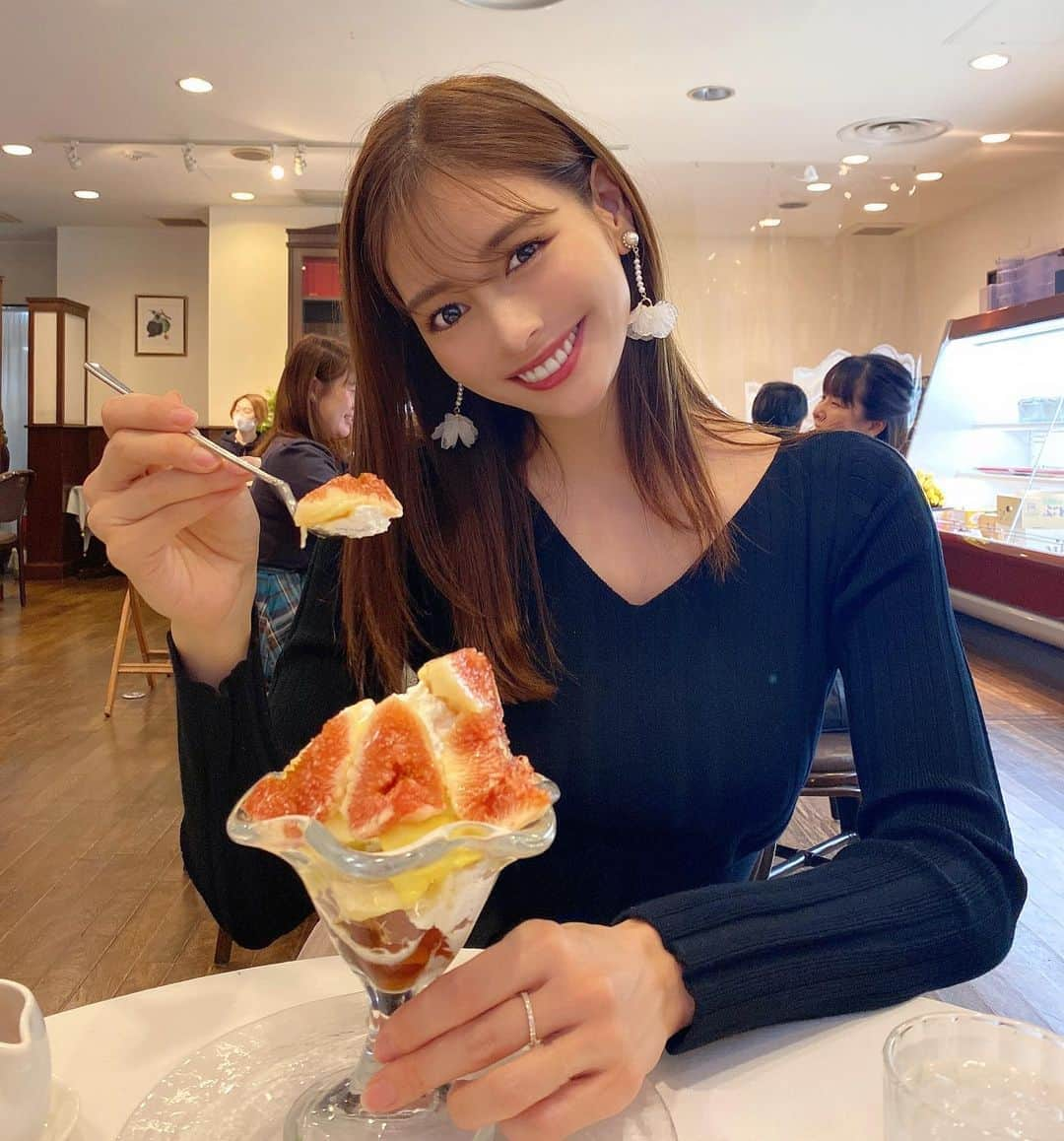 得あゆさんのインスタグラム写真 - (得あゆInstagram)「イチジクパフェ 美味しすぎた〜！！！ 疲れた時は甘いものを食べて 元気を出してね🍰❤️ ・ ・ ・ ・ ・ ・ ・ ・ ・ #パフェ#いちじく#フルーツ#フルーツパフェ#レストラン#カフェ#カフェ巡り#グルメ#スイーツ#おやつ#ランチ#食べ歩き#ワンピース#秋服#秋#季節#フルーツサンド#インスタ映え#カメラ女子#ナチュラルメイク#秋メイク#ブラックコーデ#甘いもの#デザート#fruits#parfait#gourmet#restaurant#japanesefood#japanesegirl」10月11日 19時16分 - tokuayu819