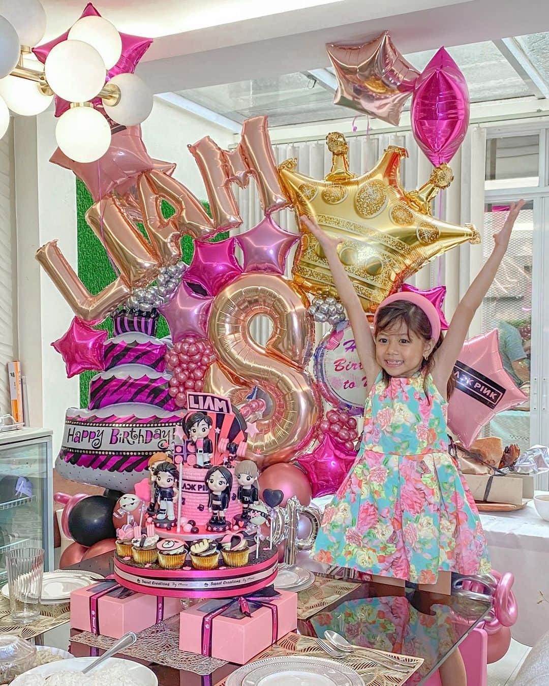 Kim Chiuさんのインスタグラム写真 - (Kim ChiuInstagram)「Happy 8th birthday to our little LIAM!!!💗💗💗 Please don’t grow up fast... keep that bubbly and funny attitude in you! 🌸 always know that mama kim is always proud of you!!! We love you our soon to be dancer diva liam!!!!😅 happy birthday!!!😘. #myfamily #myinspiration  . . Special thank you to @sweetcreationsbymums for the #blackpink cake w/ liam as the 5th member!🖤💗 and @partystationphils for the blackpink balloons thank you as always miss bing!😘」10月11日 19時28分 - chinitaprincess