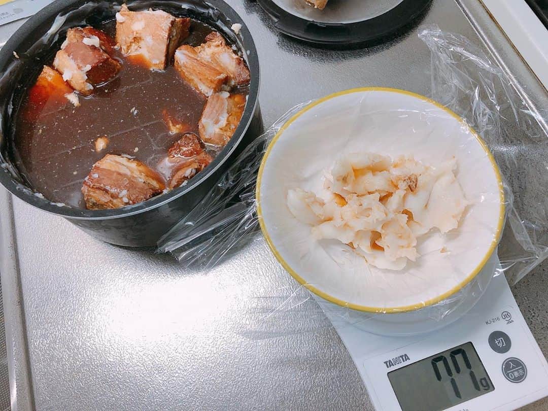 松本翔さんのインスタグラム写真 - (松本翔Instagram)「#松本食堂﻿ アスリートが作るアスリートの為の角煮👑﻿ ﻿ ——————﻿ 3日かけた豚の角煮。こだわりは気持ちを込めて丁寧に作るのみ。材料もシンプルだと思います🙂牛すじ煮込みもそうだけど、家で作るときは丁寧に作って、身体の為にアスリートの為に作りたいと思う。それで、外で食べるときはとことん好きなものを食べれるように味わう楽しむ😚 それがストイックになりすぎない食事管理。維持管理する時が8割。緩める時が2割。﻿最近身体絞りました。 ——————﻿ ﻿ ﻿ 《 豚の角煮 》﻿ ・豚バラブラック 約1kg﻿ ・豆腐 2丁﻿ ・茹で汁＋水﻿ ・酒﻿ ・醤油﻿ ・みりん﻿ ・きび砂糖﻿ ・生姜＋ネギの青いとこ(下茹で)﻿ ﻿ ﻿ ⭐︎下茹で後、本煮込み後の2回一晩寝かせることで、脂を浮かせて、取り除きます☝️これこそアスリートメシ！﻿ ・脂質1g⇨ 9kcal。﻿ 【 約80g(脂)×9kcal×2(2回)＝ 約1400kcal Down🔻】﻿ ﻿ ⭐︎茹で汁は捨てるっぽいんだけど、脂を取り除く分、豚の美味しさ出てる物は残して、そこに水。細かい分量は分からないけど、酒と醤油が同じ位でそれより少なめにみりんと砂糖です。醤油もなるべく多く入れてません😀﻿ ﻿ ⭐︎箸でホロホロになるほどの柔らかさと、色味は濃いけど、味は凄くシンプルで、甘く濃くないので、めちゃくちゃ食べやすいと自画自賛です👏﻿ ﻿ ⭐︎豆腐も入れちゃって、煮込まれた豆腐なんて、もう食べなくても美味しいの分かるなぁ。至高の角煮完成です💯﻿ ﻿ 👱🏽⚽️﻿ ﻿ .﻿ #豚の角煮 #角煮 #煮物 #和食 #家庭料理 #豚肉料理 #ダイエット #身体管理 #糖質制限 #簡単レシピ #おうちごはん #男子ごはん #男飯 #手料理﻿ .﻿ #アスリート飯 #アスリートフード #アスリートごはん #アスリートフードマイスター #ボディメイク #食事管理 #食トレ #サッカー選手のごはん﻿ .﻿ #高知 #高知グルメ #kochi﻿ .」10月11日 19時29分 - matsumotosho444