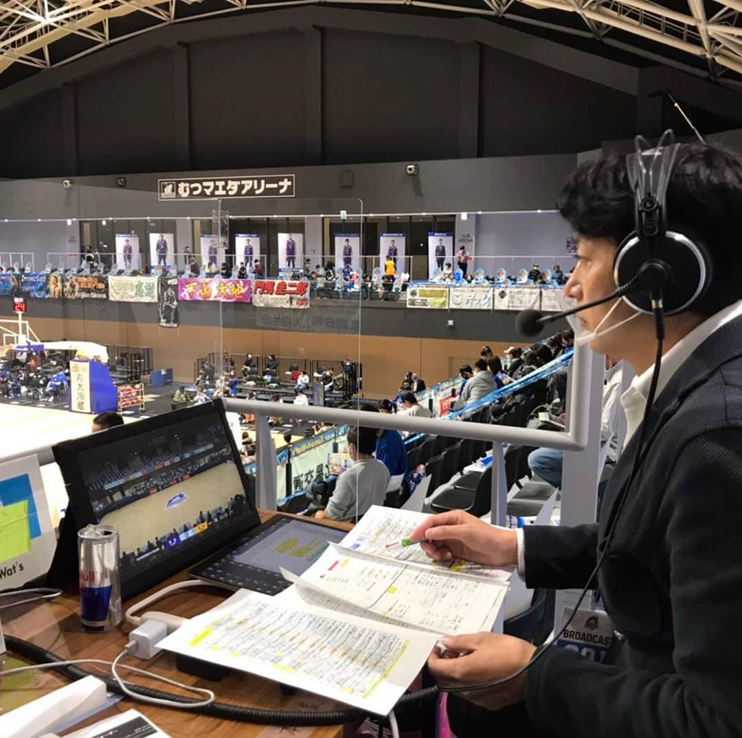 高橋裕二のインスタグラム：「プロバスケットB2「青森ワッツ🆚仙台87ERS」の実況を２試合してきました！ 青森県むつ市の「むつマエダアリーナ」で、きのう(土)きょう（日）開催。 下北半島で初のプロスポーツということで、２日ともチケットは数日で完売で大きな盛り上がりを見せました。 客席には、青森ワッツ公式キャラクター（リス）のクイッキー・デッチが並び、感染予防対策に貢献していました🐿  今シーズンは青森ワッツのホームゲーム30試合を、めんこいテレビのアナウンサーが実況します。 当面は私が担当する予定です！  解説者なしの“一人喋り”です。 バスケットの面白さを自分自身も楽しみながら全国の方々と共有していけたら嬉しいです🏀  プロバスケットB2は 「バスケットLIVE」というサイト・アプリで観戦できます。 どうぞご覧ください！  会場での応援も、バスケットLIVEでの観戦も、両方お楽しみください😆  #めんこいテレビ  #青森ワッツ  #仙台89ers  #バスケット #bリーグ  #b2  #むつ市  #むつマエダアリーナ  #バスケットlive  #バスケットliveで観戦  #アナウンサー #高橋裕二」