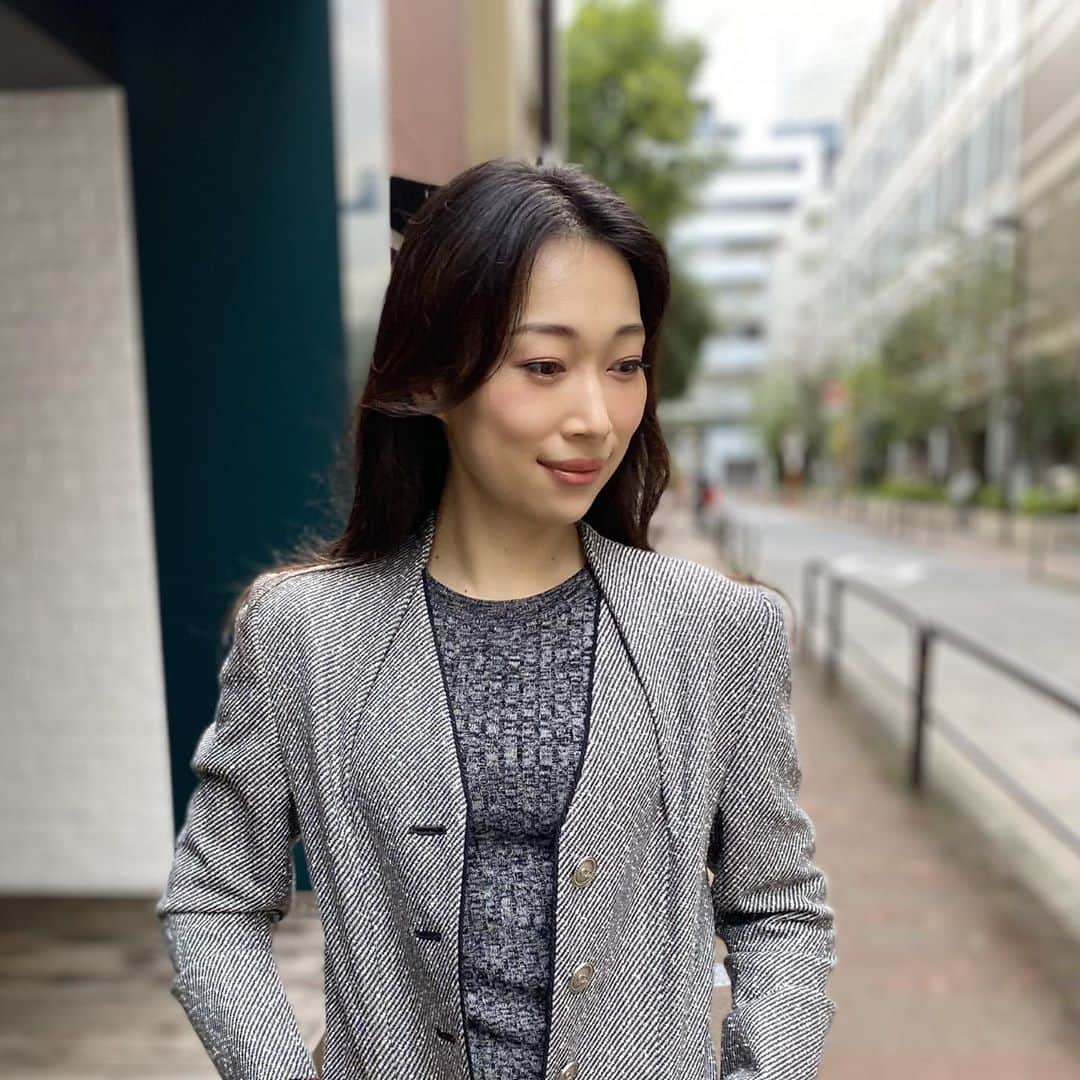 海隼人（有馬佐織）さんのインスタグラム写真 - (海隼人（有馬佐織）Instagram)「昨日は、お外激寒だったから、 念には念を入れ ちゃんとあったかいニット🧶着て ジャケット羽織ったんだけど、 そういう日に限って、それ程寒くない😂w  毎日何着て良いか難しいっ🙈  実は、このジャケット おばあちゃん👵にもらったやつ☝️初めて着た😆🙏✨ しっくりきたので、沢山着るよーーー ありがとねーーー🙆‍♀️✨  最後は、今日の仕事の合間のlunch curry🍛😘❣️ あ〜美味しかった😋 ・ ・ #lunch#curry#ochanomizu  #美味しかったよ #名前何だったかな？w #おばあちゃんありがとう#🙏 #大切に着よう  #久々のジャケット着用  #厚着した日 #ちゃんと #外もあったかい#😂 #お気に入り #ローファー#ニットコーデ #ジャケットコーデ #ポートレート#photography  #2020#autumn#thanks #photo#by#sister  #元宝塚#宝塚og #海隼人」10月11日 19時24分 - saorimahalo