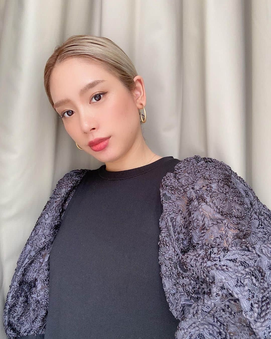 acaneのインスタグラム：「・ 今日は結婚式へ歌いにいきました🤵👰  すごく素敵なお二人やったな〜😭 びっくりした顔見て笑いながら 歌っちゃった😲😂🙏✨  幸せを分けてもらった🥰 心からおめでとうございます🎉」