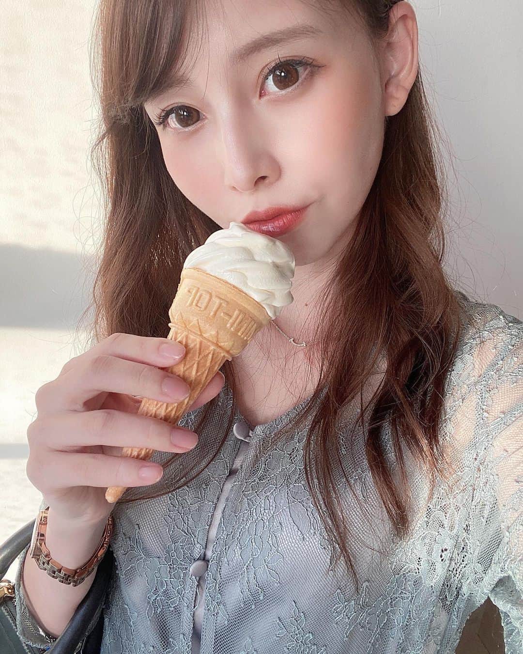 Licaさんのインスタグラム写真 - (LicaInstagram)「アイジェニックのサイトで顔タイプ診断してみたら、私の顔タイプはフェミニンみたい🧚🏻‍♀️✨ . このタイプに似合うカラコンで紹介されていたシマーショコラを着けてみたよ～👀🤎 . ナチュラルに盛れて瞳が明るくなる✨ 透明感もあって、ハーフ感◎ 乾燥しがちの私も付け心地よかったよ🙆🏼‍♀️ . #シマーショコラ #アイジェニック #アイジェニックバイエバーカラー #eyegenic  #エバーカラー #新木優子 #ゆんぴょ #カラコンレポ ＃カラコンレビュー #カラーコンタクト #カラコン着画 #ナチュラルカラコン #ナチュラル系カラコン #ワンデーカラコン #おすすめカラコン #盛れるカラコン #ブラウンカラコン #カラコン好きさんと繋がりたい #オレンジメイク #アイメイク #pr」10月11日 19時25分 - lica829
