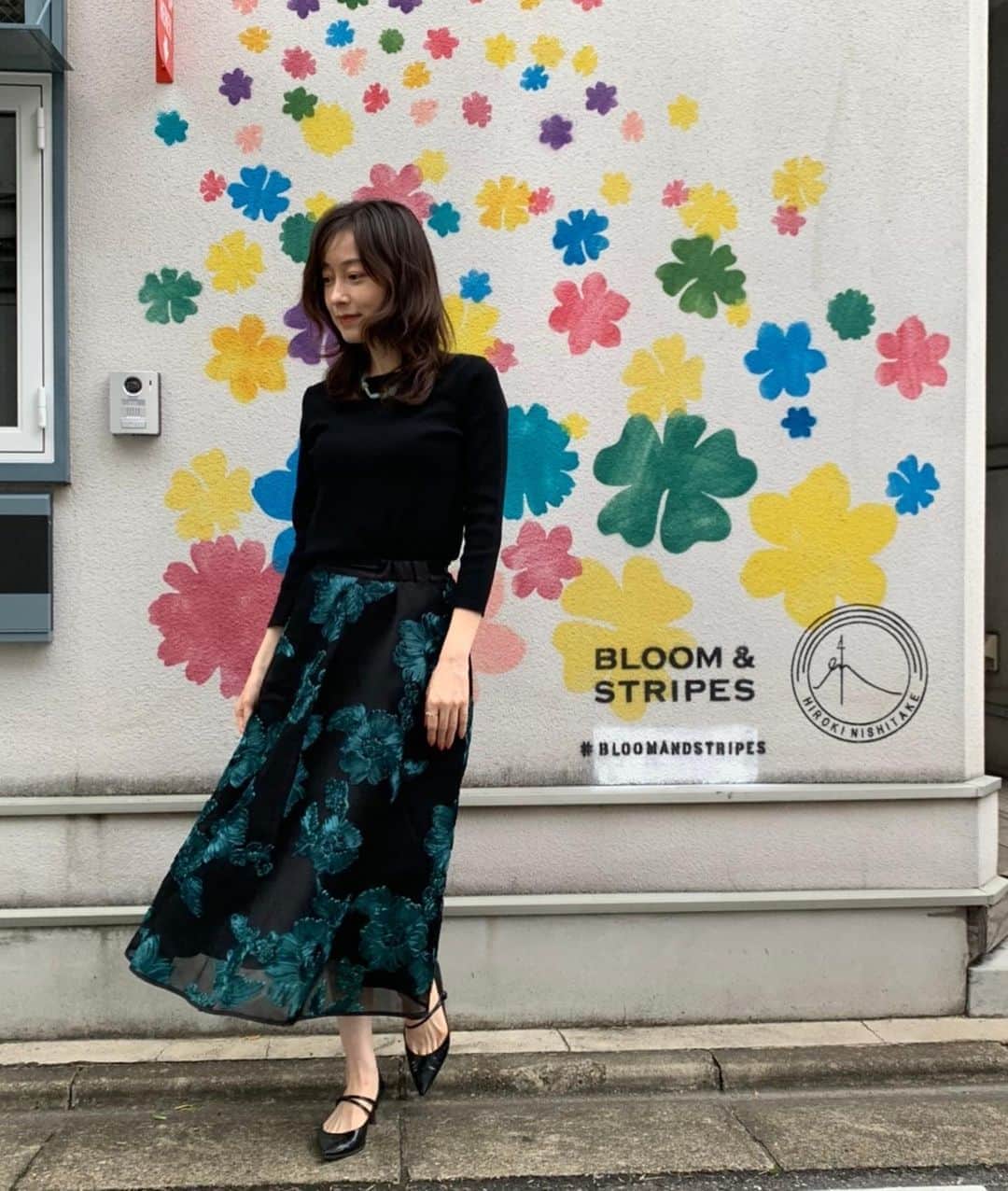 小橋めぐみのインスタグラム：「スカートの全体が見たいです、 と、コメント頂いたので😊 夏のグリーンコーディネートから、 秋はブラックを増やして、少し重めに。 tops… #blackbymoussy  skirt … #frenchpave」
