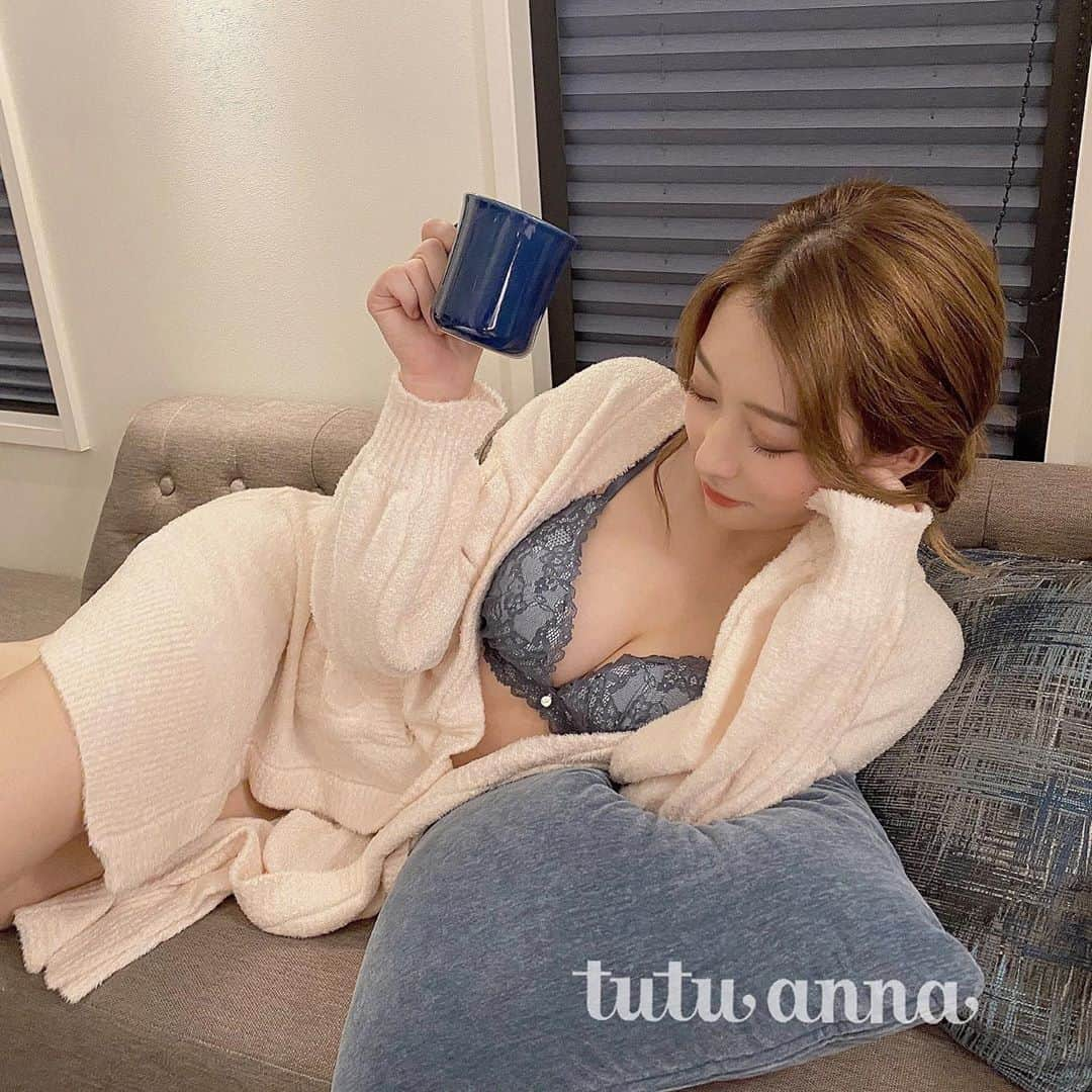 高辻千夏さんのインスタグラム写真 - (高辻千夏Instagram)「☕️﻿ ﻿ ﻿ お部屋で過ごすウェアは、可愛さよりも﻿ ﻿ 着心地重視💡  するタイプ💭﻿ ﻿ ﻿ ﻿ ふわふわの肌触りで気持ち良い〜〜﻿ ﻿ ﻿ ﻿ インナーは @tutuanna_official さんの、  #すっぴんメイクブラ 着用🎀﻿ ﻿ ノンワイヤー なのに、綺麗にフィット。﻿ ﻿ ﻿ 可愛さと、着心地の良さを﻿ 同時に叶えてくれる､､､ ﻿ ﻿ 最強のインナー👶🏼💕﻿ ﻿ ﻿ ﻿ ﻿ #PR #tutuanna #チュチュアンナ #ノンワイヤーブラ #ノンワイヤー #ランジェリー #ルームウェア #ブラ #部屋着 #インスタグラビア」10月11日 19時28分 - chinatsujk