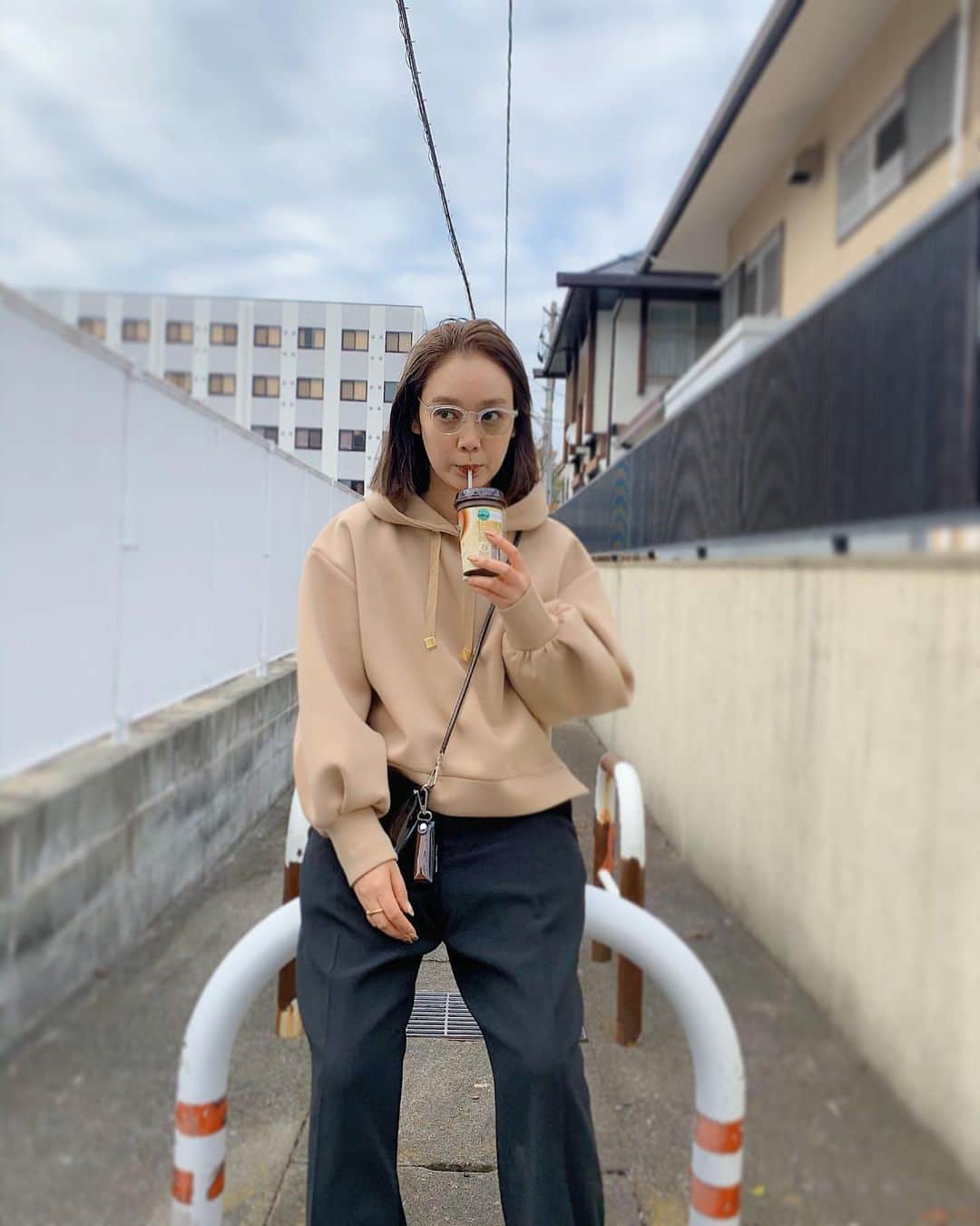のインスタグラム：「・ パーカーの季節きた🐱！ ベージュすき〜 @lagunamoon_com」
