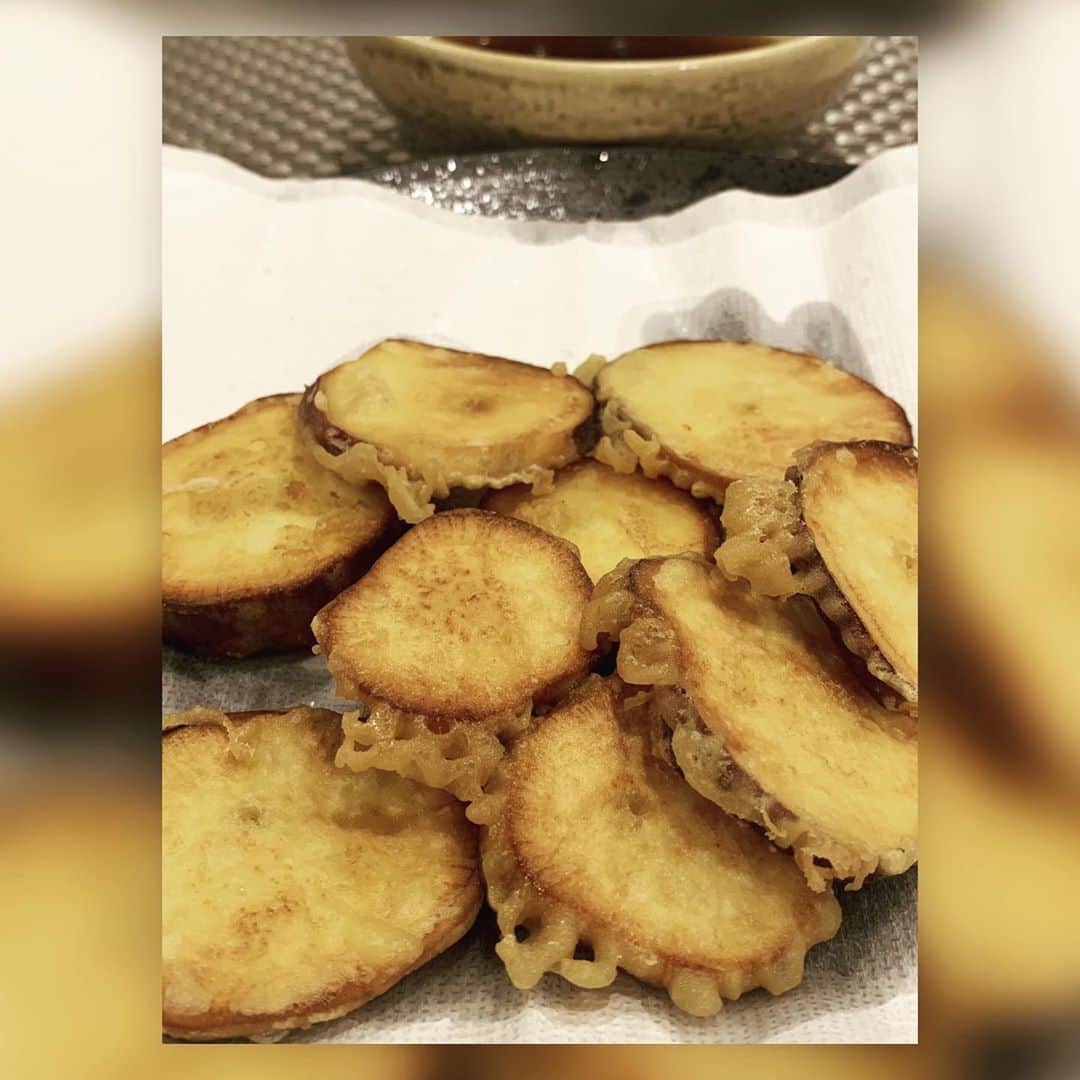 中澤裕子のインスタグラム：「🍠🍠  『旦飯』  息子が先日、 幼稚園の芋掘りで。 今夜、夫が天ぷらにしてくれました。 甘い！美味しい！ 得意げな嬉しそうな息子にLOVE。 夫にありがとう❤︎ 娘もたくさん食べました。  #天つゆも美味しかった #夫は私より料理うまい #ごちそうさまでした」