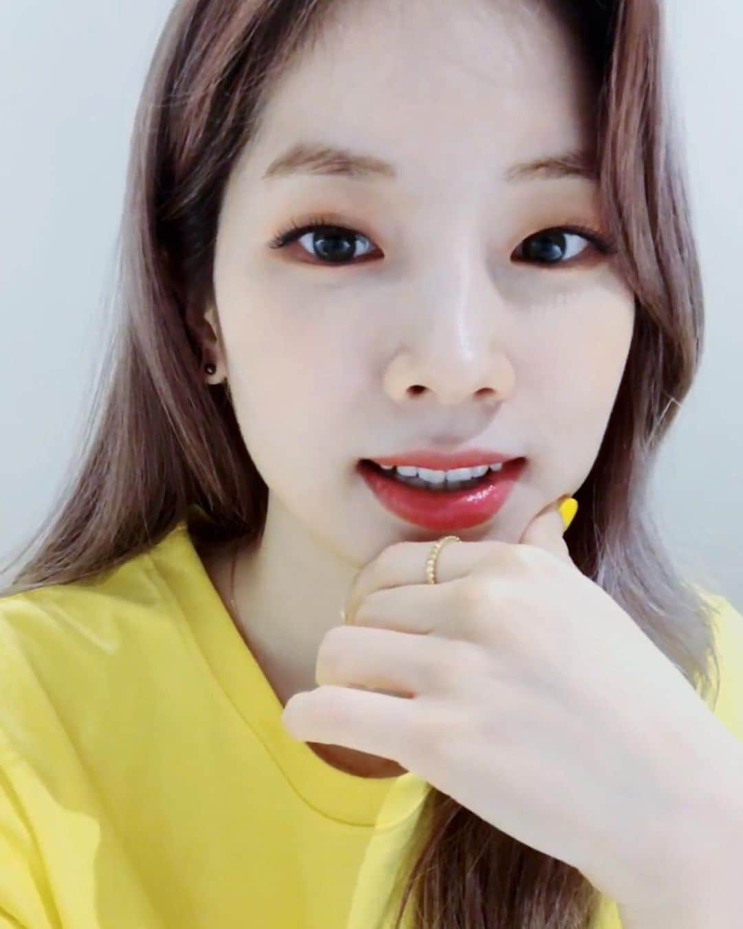 ダヒョンさんのインスタグラム写真 - (ダヒョンInstagram)「Hi guys! it’s been awhile. I hope everyone is doing well 💛」10月11日 19時38分 - dahyun_98