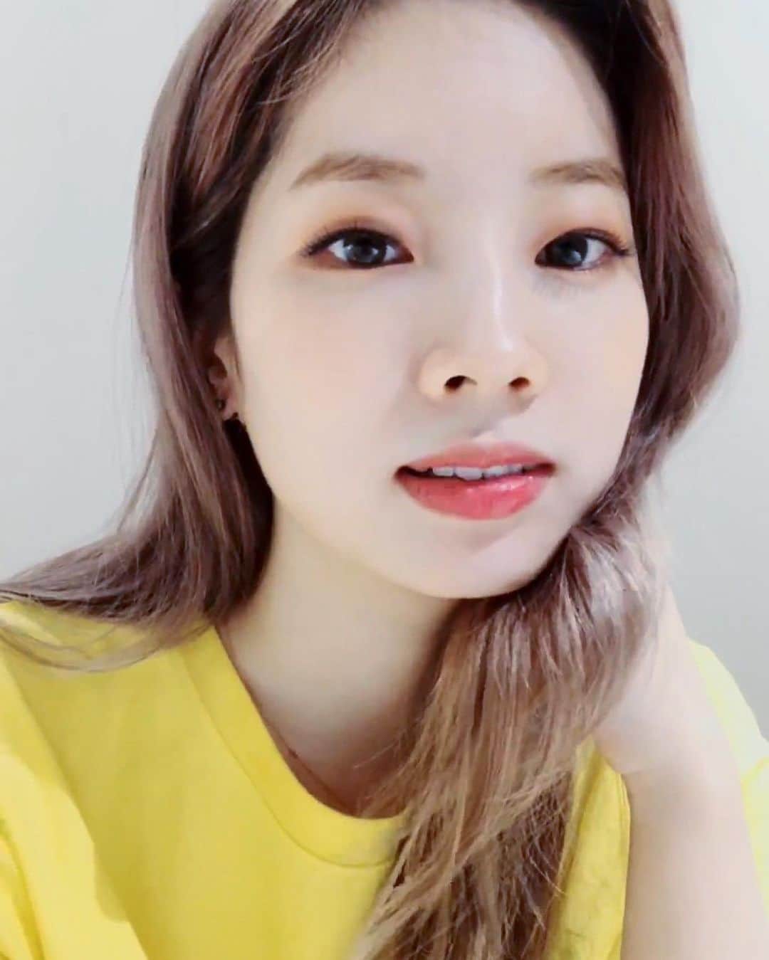 ダヒョンのインスタグラム：「Hi guys! it’s been awhile. I hope everyone is doing well 💛」