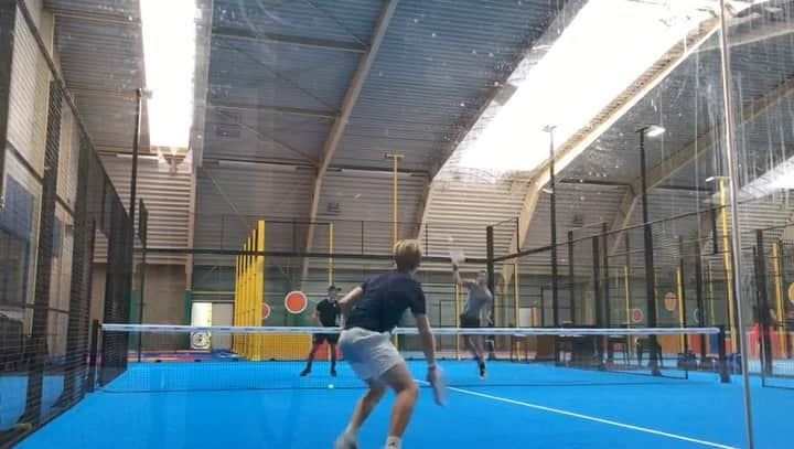ロビン・ファン・ペルシのインスタグラム：「What a rally, what a sport 🔥 Credits for the outstanding ‘out of cage ball’ @antonypeskens but sorry 🤷🏻‍♂️, I had to finish this point 😂💪 Well played guys! @arwinromeijn @danill.079」