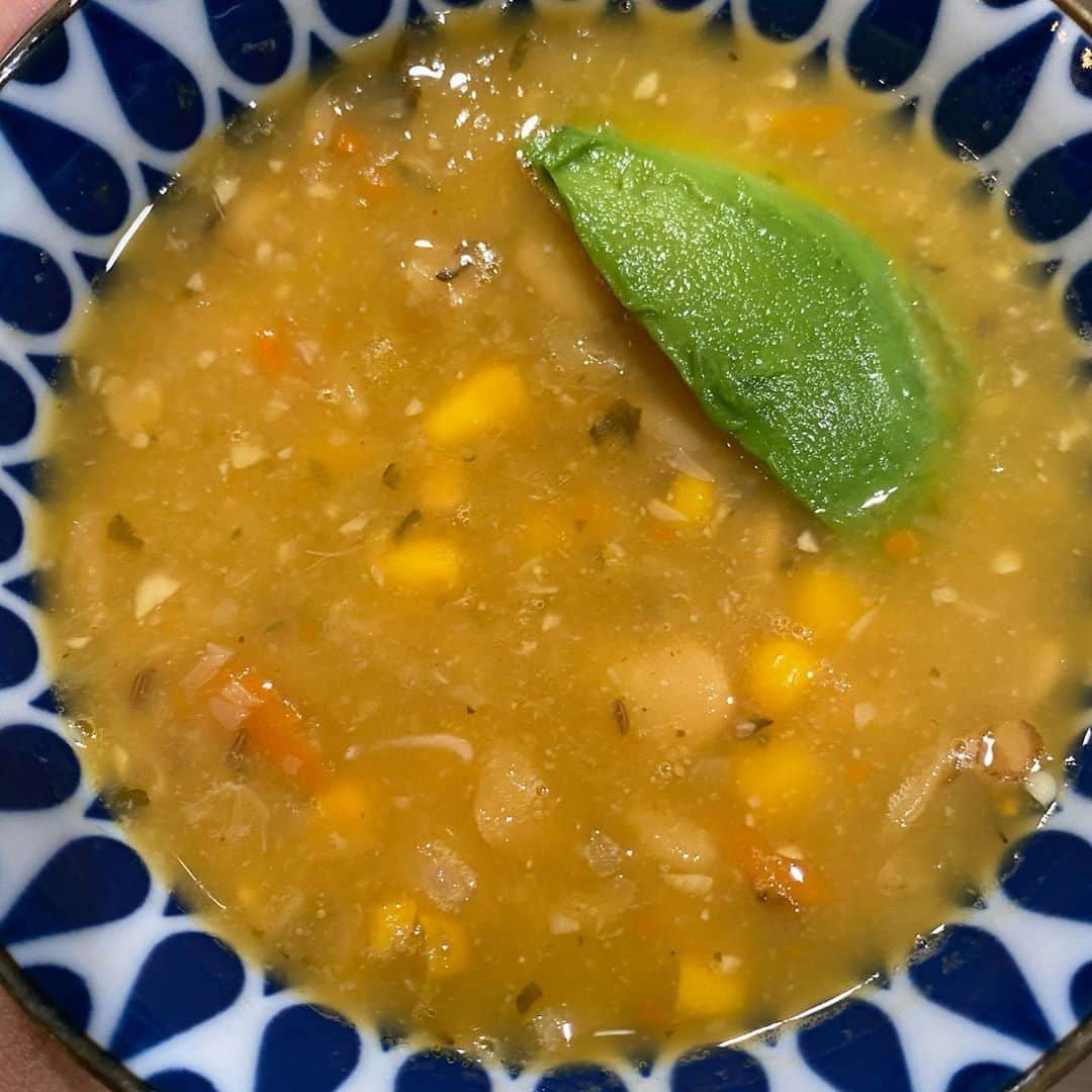 ケリスのインスタグラム：「We are approaching soup and stew season! This is White bean and 🌽! Soups are one of the best ways to maintain weight . They can be packed with flavor and nutrients . Hearty and filling . I'm focused on this for our next few GOLD MINE 📦. Turn your notifications on this next box is a healthy flavor bomb !」