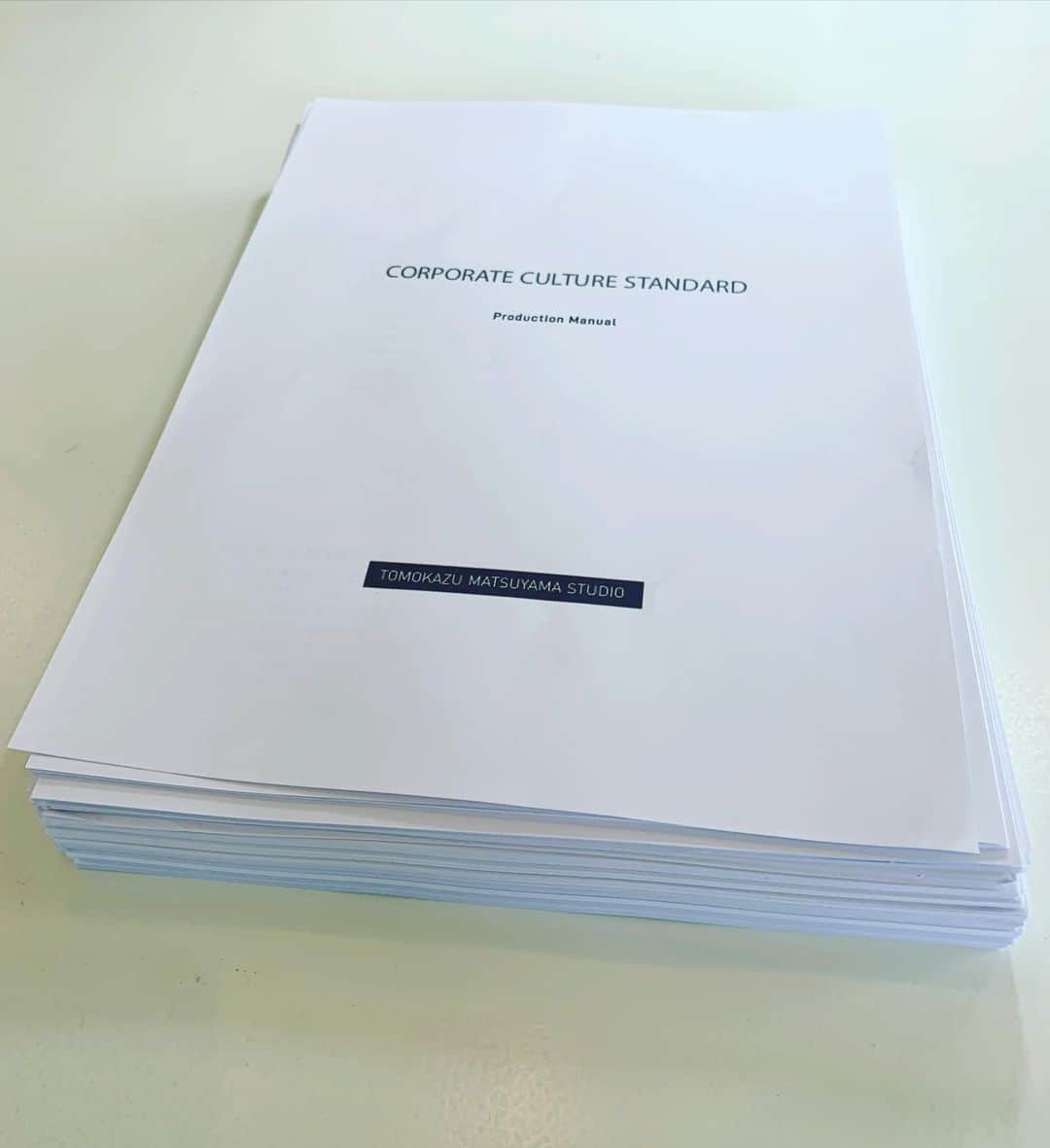 松山智一のインスタグラム：「Making studio production manual, end up to be nearly 200 pages..  スタジオ哲学の理念マニュアルを数ヶ月前に作り、続き、スタジオの製作マニュアルに着手したところ、叩きで200ページ弱となる。電話帳級。  この一ヶ月半スタッフ一同でこの10年かけてつくってきた技術をマニュアル化。これからのスタジオの成長には必須。  纏める大変さは尋常じゃなかった。努力してくれたスタッフに感謝。うちでのものづくりの真髄をすべて記載。」
