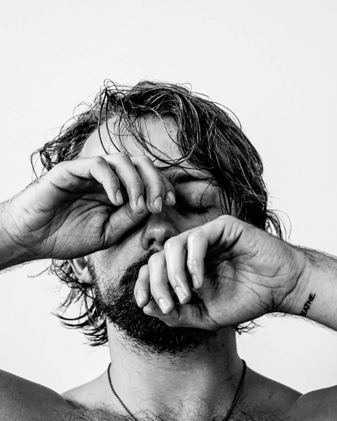 のインスタグラム：「Waking up from my sunday nap got me feeling some type of way   #jeanlucbaker #breathe #sunday #nap #blackandwhite #wethair #stillneedatowel #mtlmoment」
