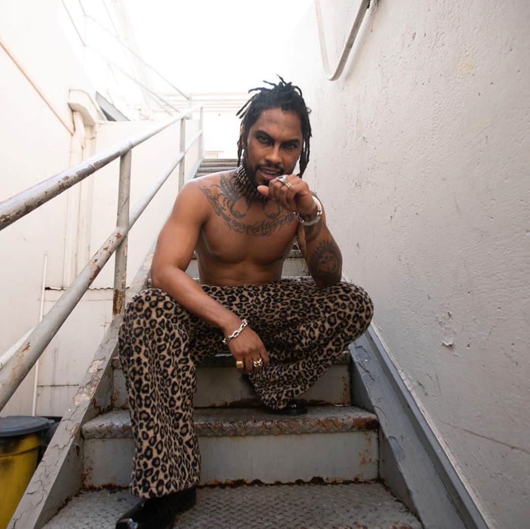 ミゲルのインスタグラム：「Sundaze. How’s your weekend been, hope you’re well. Thanks for watching funeral and sharing love you. Also, still waiting on my ballot you get yours yet ? 🔪🌹」