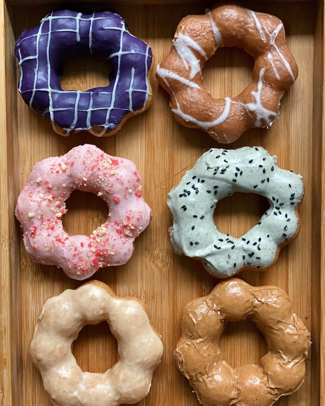 Antonietteのインスタグラム：「Thank you so mochi my cuzzos @sotelolkathleen and @ayeillcamille for the sweet treat! Mochi donuts from @mochinatics . Nice airy, yet chewy texture! Lots of different flavors on rotation but my fave was the black sesame. 👍🏽😋 #supportlocal」