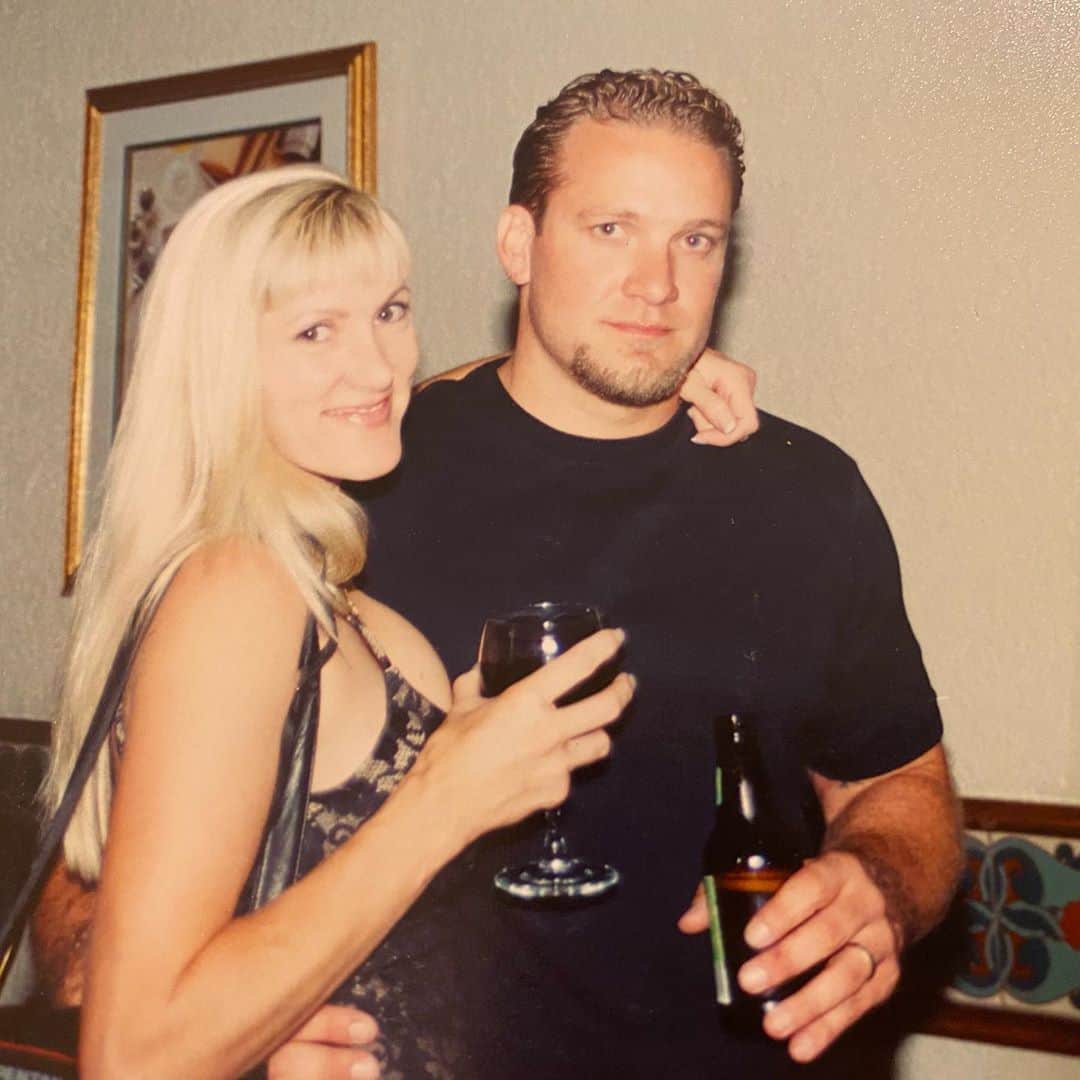 ウエストコーストチョッパーズさんのインスタグラム写真 - (ウエストコーストチョッパーズInstagram)「Getting married and having kids sure is a guessing game. You really just don’t have any idea what is going to happen.  My first baby mama Karla James and I were together for 10 years, 1990 to 2000. Although we butted heads over the years. We always stayed close. When I moved to Austin 10 years ago, she followed me to be close to the kids. Now our 30 year relationship is entering all new phase. A couple weeks ago Karla was diagnosed with early onset Alzheimers and dementia. It’s really hard for me to talk about this(probably why I’m writing these words). It’s hard because Karla has always been that strong, tough as nails, tall blonde in my life. I don’t want to imagine her in any other way. I’ve made the decision with My daughters Chandler & Sunny to move Karla into the guest house on our property. This way we can all be around her and give her love and everything she needs(and dogs). All this is happening pretty fast and I couldn’t even imagine putting her in a nursing home. To me those are just junk yards for people. Right now she is happy and comfortable and that’s a good thing. We are also doing a lot of research on Alzheimers, trying to figure out the best path forward for her. I should also mention my girl Jess ( @hellocalamityjane ) has been really cool with an open heart through all of this. I’ve been praying so much for things. I’ve also realized in the last couple weeks that family really is number one in life. Especially in tough times. Karla is an orphan that spent her whole childhood in foster care. So Chandler, Jesse Jr, Sunny and Myself, are all she has in this world. We are her family, and we are keeping her close. If anyone has some resources or tips on Alzheimers please message me.  Appreciate all of your support. #jessejames」10月12日 5時20分 - popeofwelding