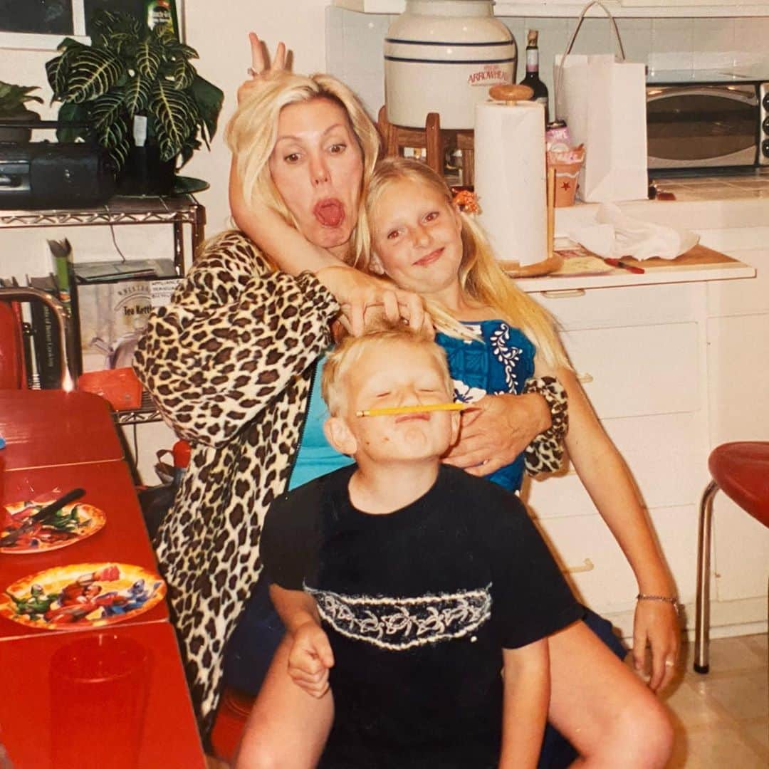 ウエストコーストチョッパーズさんのインスタグラム写真 - (ウエストコーストチョッパーズInstagram)「Getting married and having kids sure is a guessing game. You really just don’t have any idea what is going to happen.  My first baby mama Karla James and I were together for 10 years, 1990 to 2000. Although we butted heads over the years. We always stayed close. When I moved to Austin 10 years ago, she followed me to be close to the kids. Now our 30 year relationship is entering all new phase. A couple weeks ago Karla was diagnosed with early onset Alzheimers and dementia. It’s really hard for me to talk about this(probably why I’m writing these words). It’s hard because Karla has always been that strong, tough as nails, tall blonde in my life. I don’t want to imagine her in any other way. I’ve made the decision with My daughters Chandler & Sunny to move Karla into the guest house on our property. This way we can all be around her and give her love and everything she needs(and dogs). All this is happening pretty fast and I couldn’t even imagine putting her in a nursing home. To me those are just junk yards for people. Right now she is happy and comfortable and that’s a good thing. We are also doing a lot of research on Alzheimers, trying to figure out the best path forward for her. I should also mention my girl Jess ( @hellocalamityjane ) has been really cool with an open heart through all of this. I’ve been praying so much for things. I’ve also realized in the last couple weeks that family really is number one in life. Especially in tough times. Karla is an orphan that spent her whole childhood in foster care. So Chandler, Jesse Jr, Sunny and Myself, are all she has in this world. We are her family, and we are keeping her close. If anyone has some resources or tips on Alzheimers please message me.  Appreciate all of your support. #jessejames」10月12日 5時20分 - popeofwelding